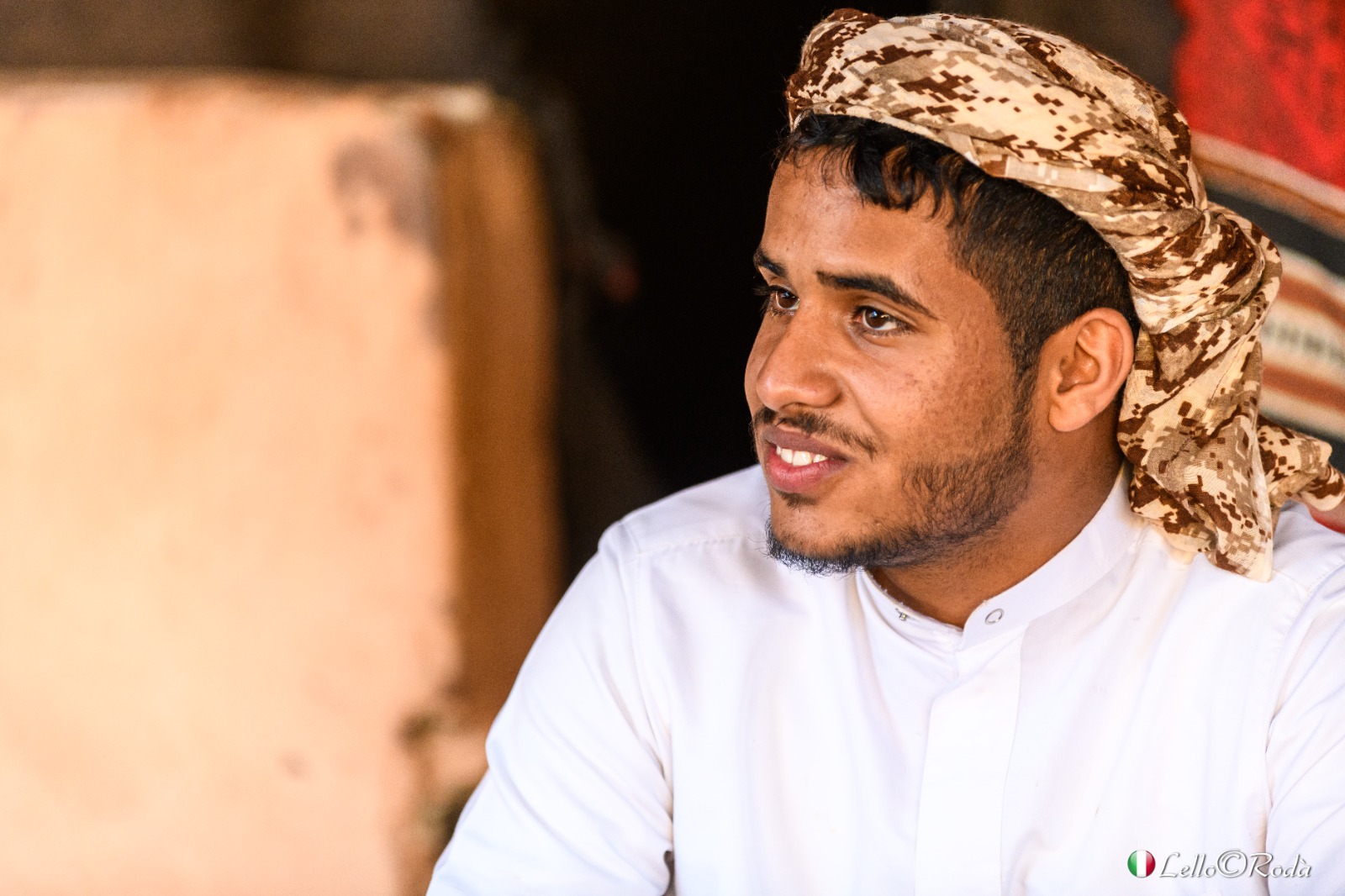 Ragazzo beduino nel deserto Giordano di Wadi Roum