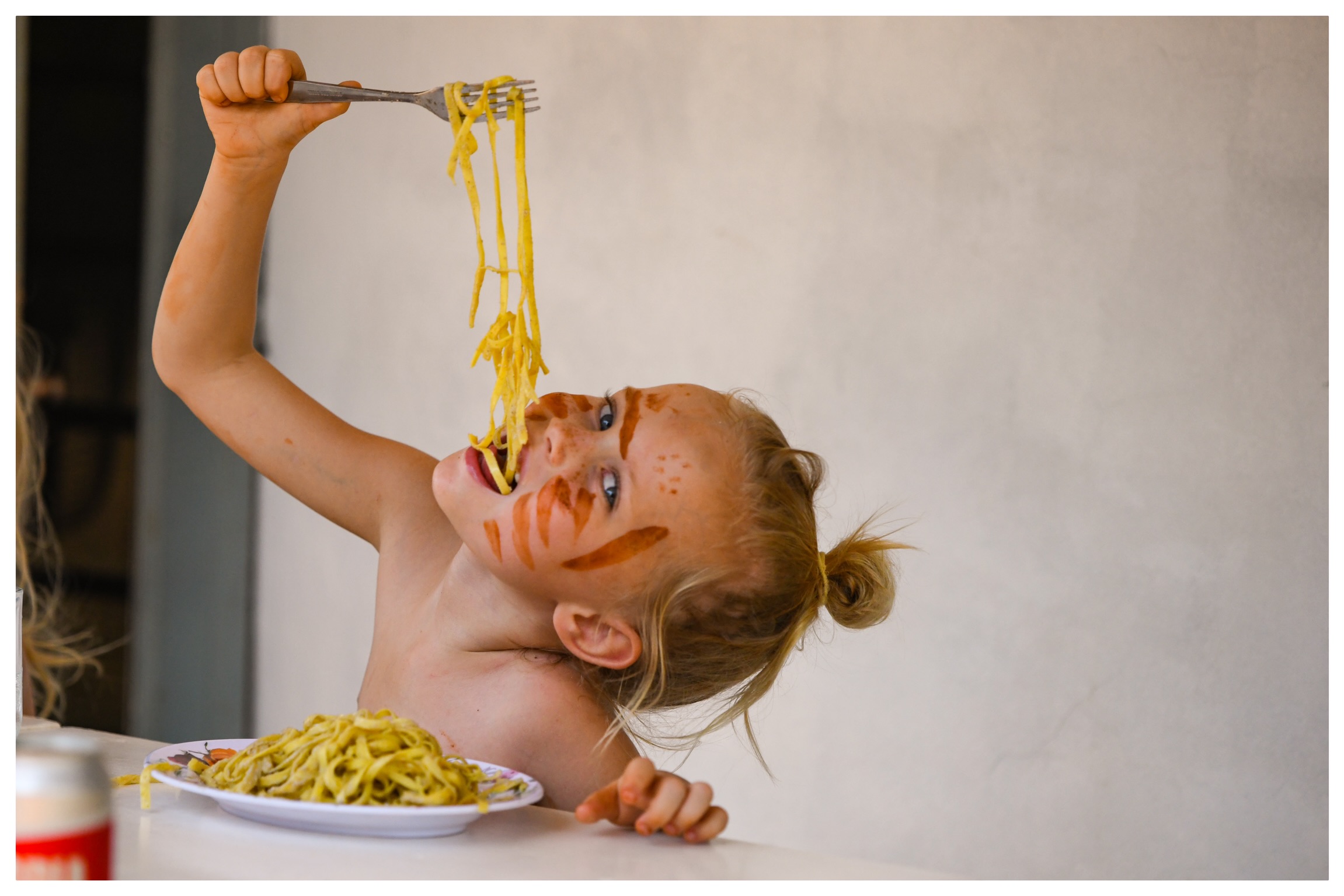 Bimba norvegese alle prese con le mie fettuccine