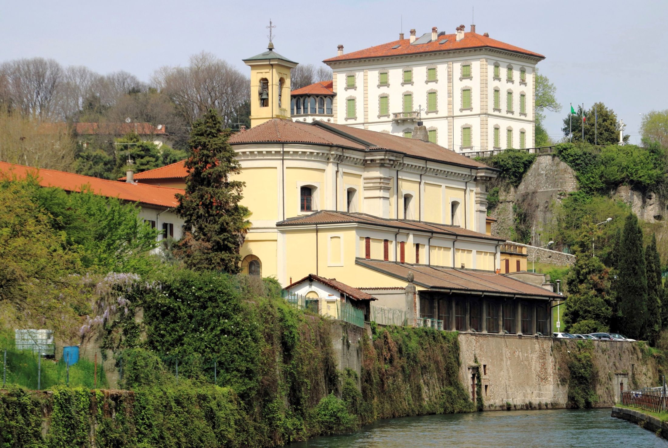 Il fiume, il santuario e la villa.
