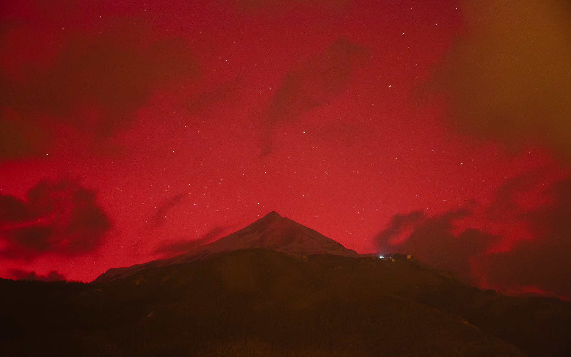 The dawn inflames the Melon Rock