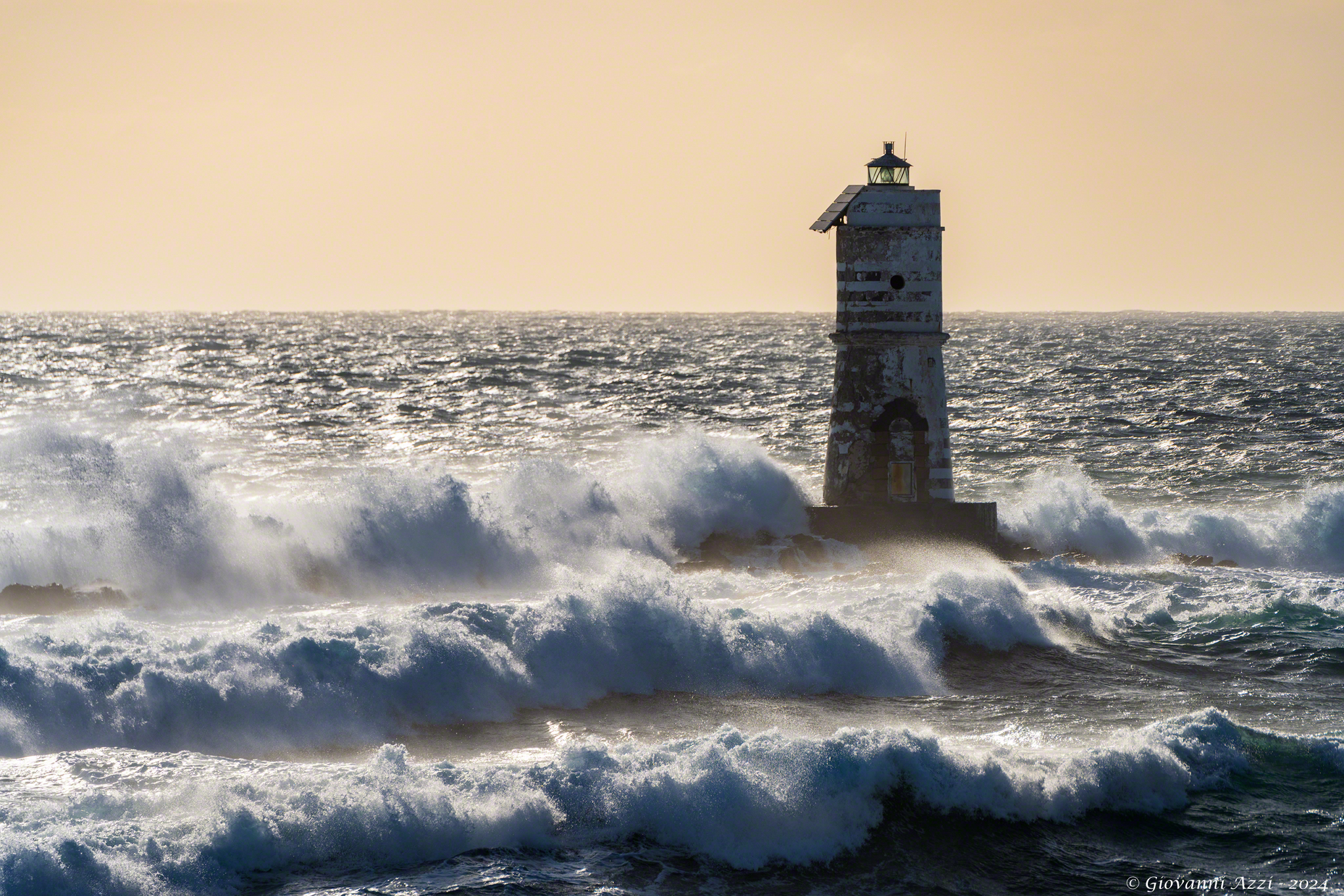Lighthouse Mangiabarche and the waves
