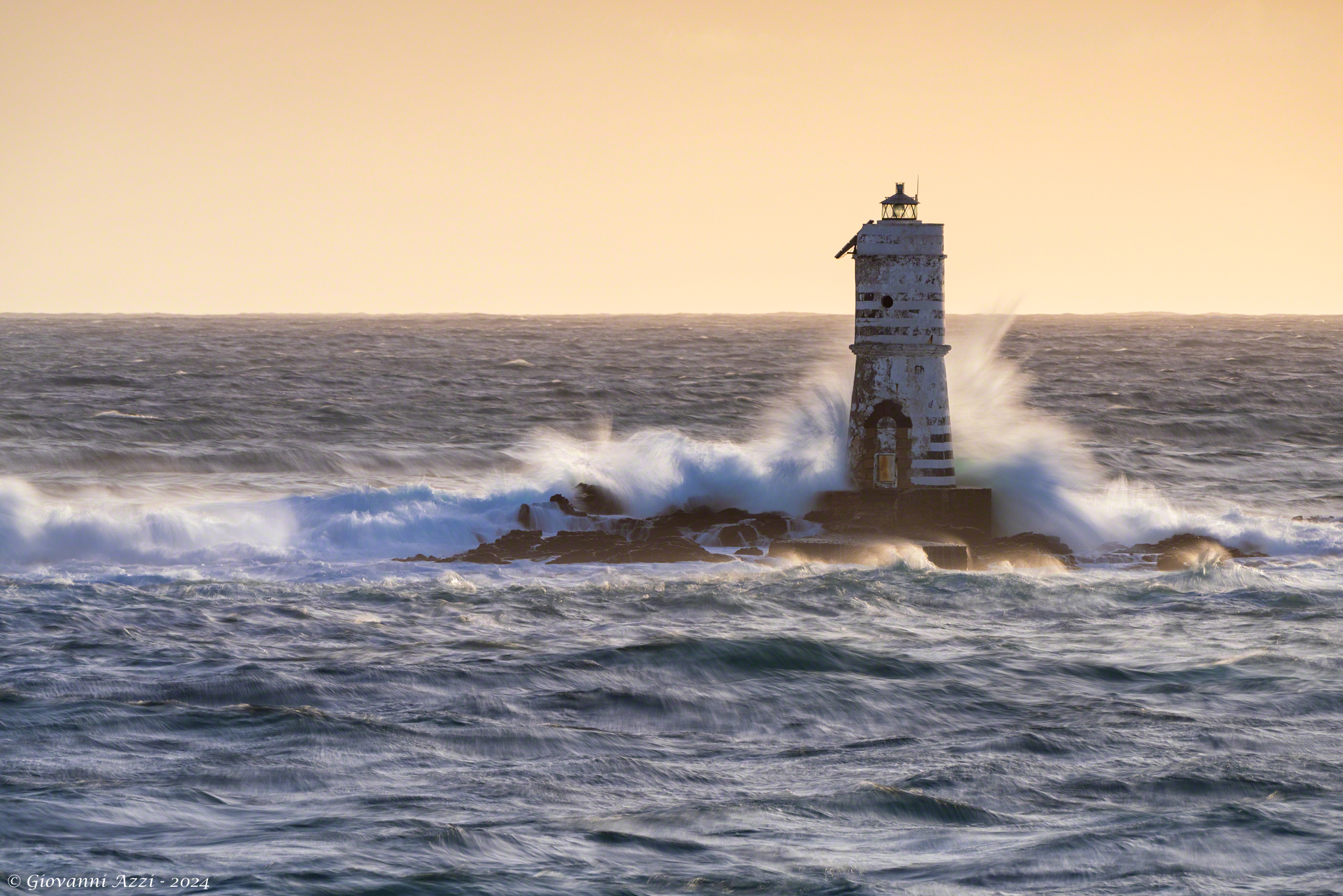 Lighthouse Mangiabarche and the wave