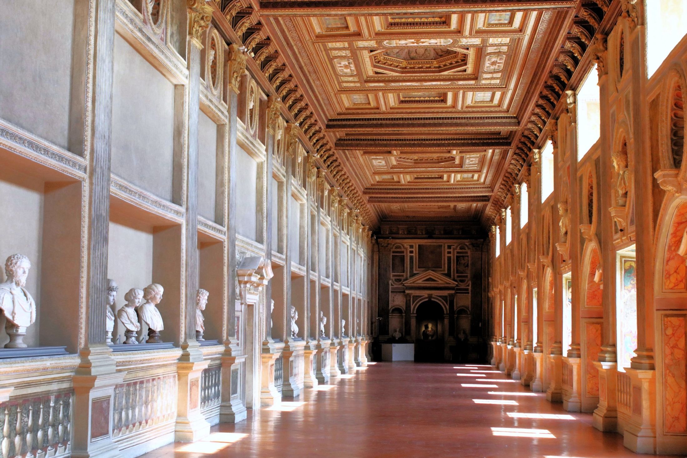 Sfilata di busti marmorei