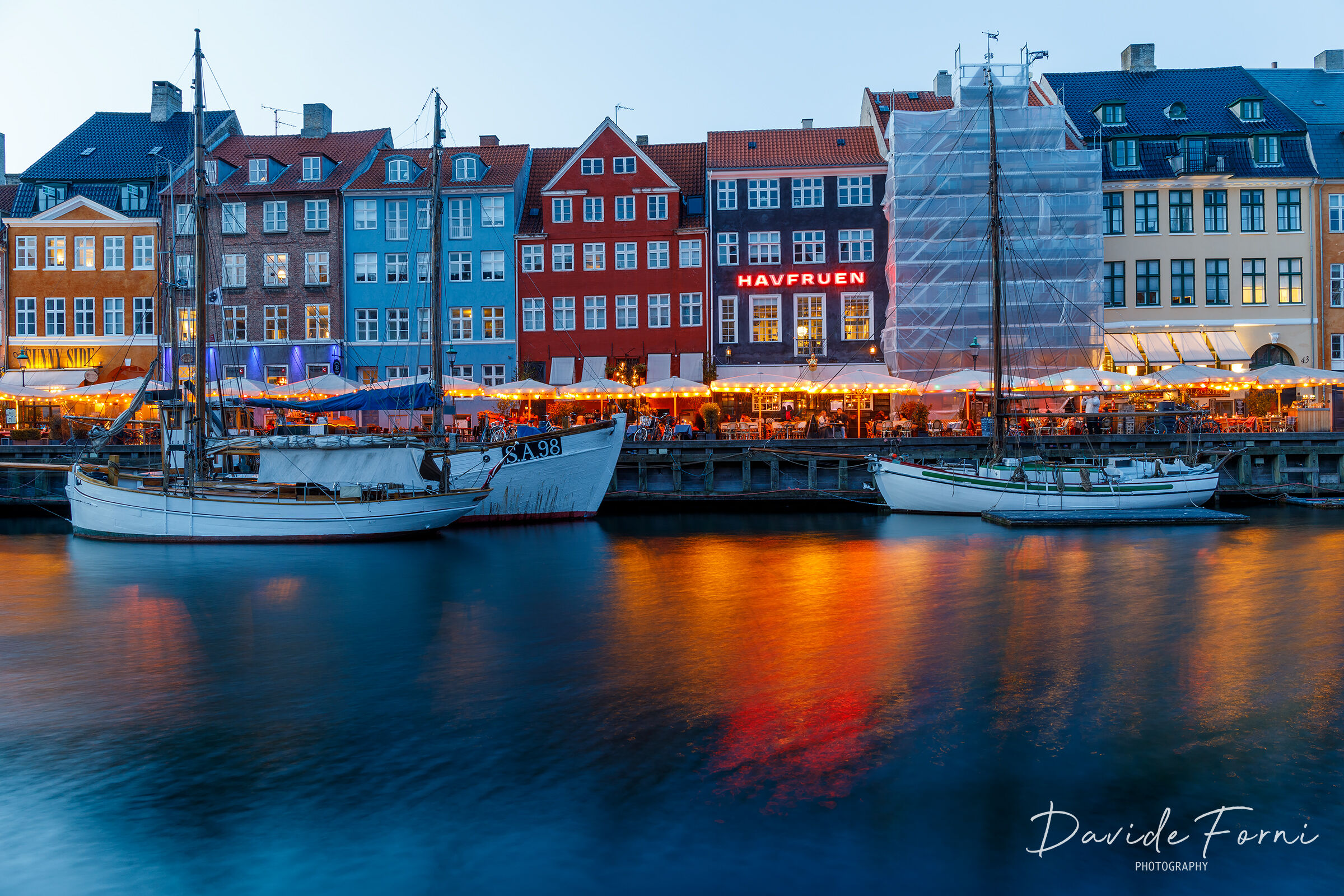 Nyhavn....nei pressi dell'ora blu, le luci si accendono