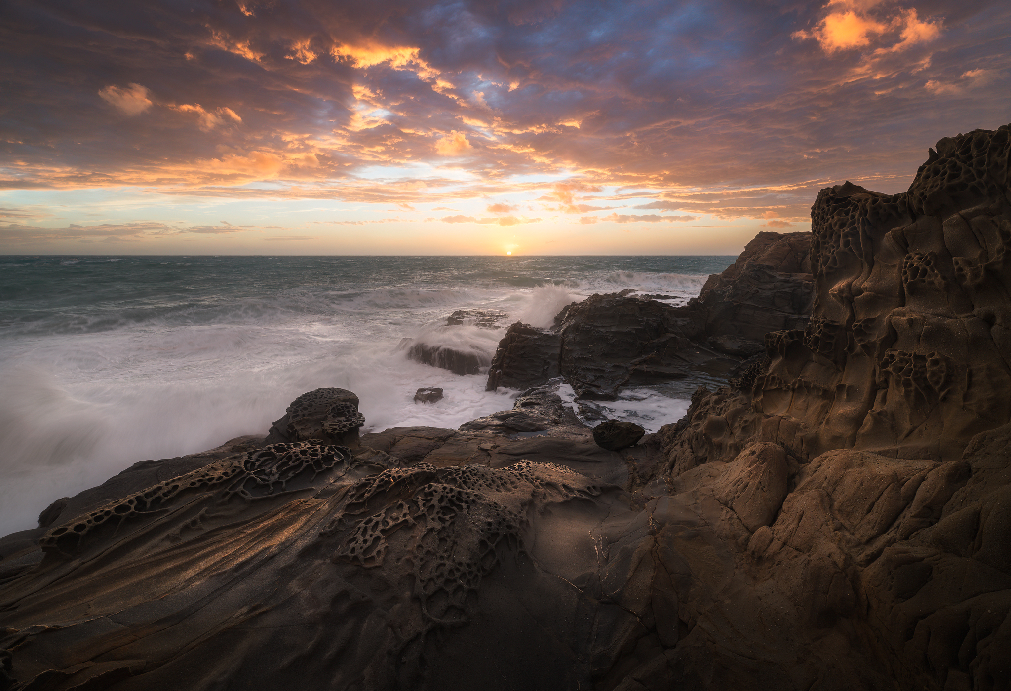Gli scogli di Calafuria al tramonto