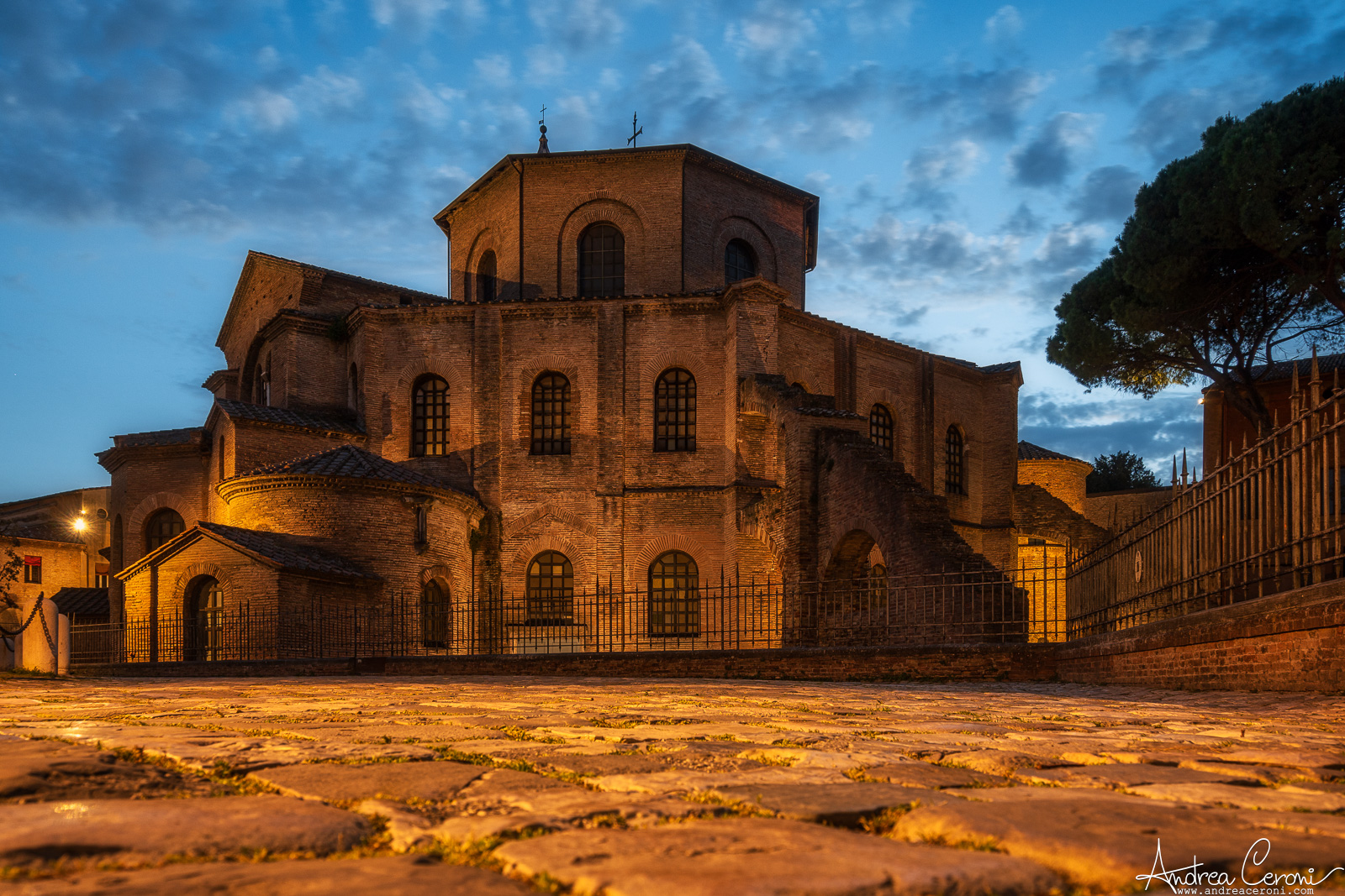 San Vitale all'ora blu