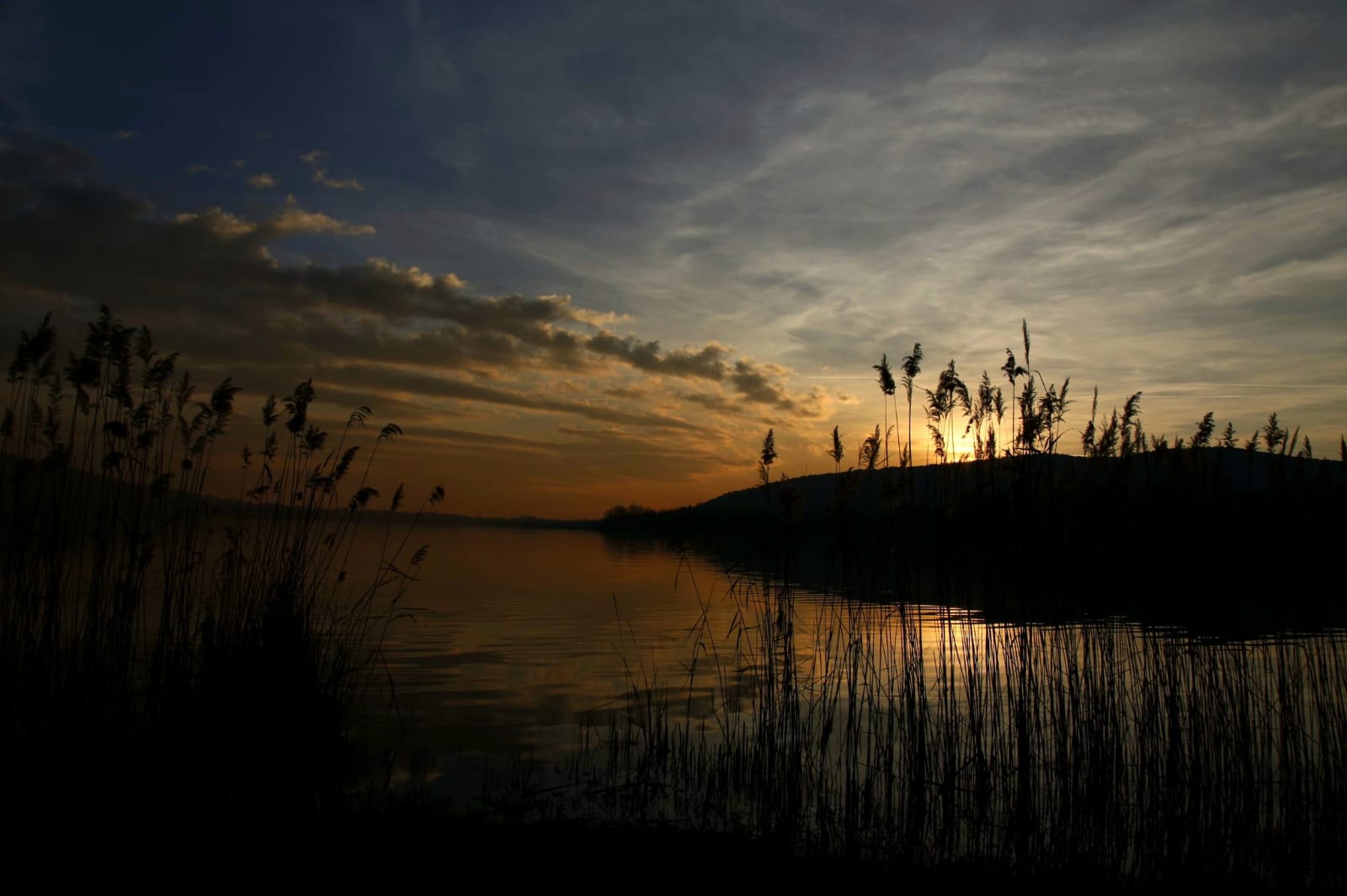 Tramonto sul lago ternate