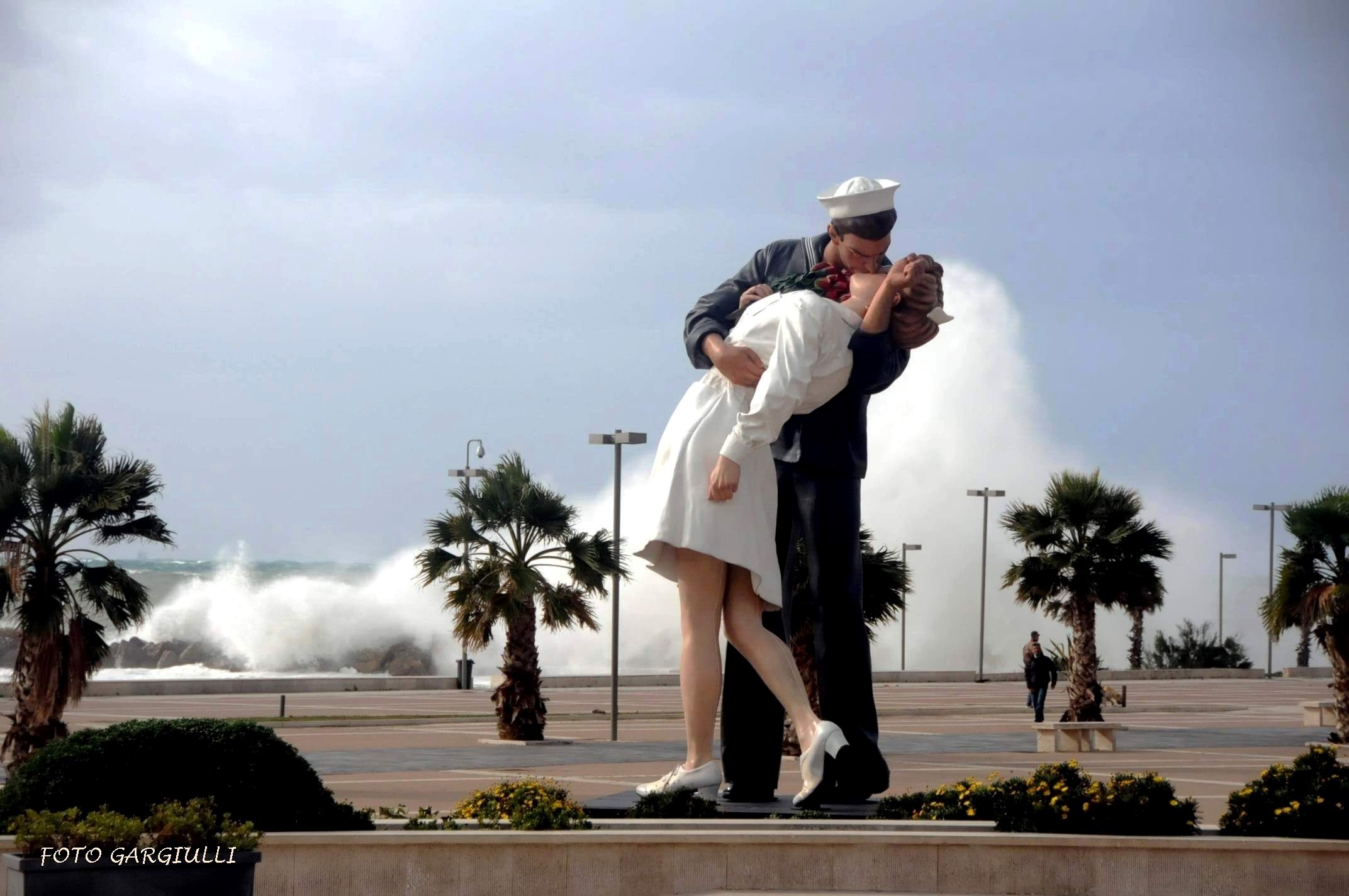 A kiss in the waves
