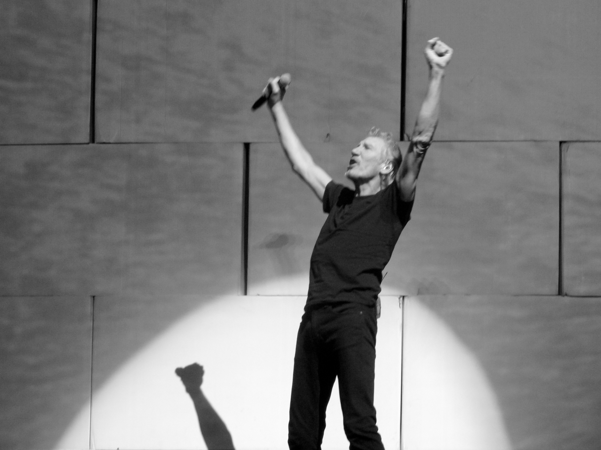 Roger Waters The Wall - Live Berlin 16 June 2011