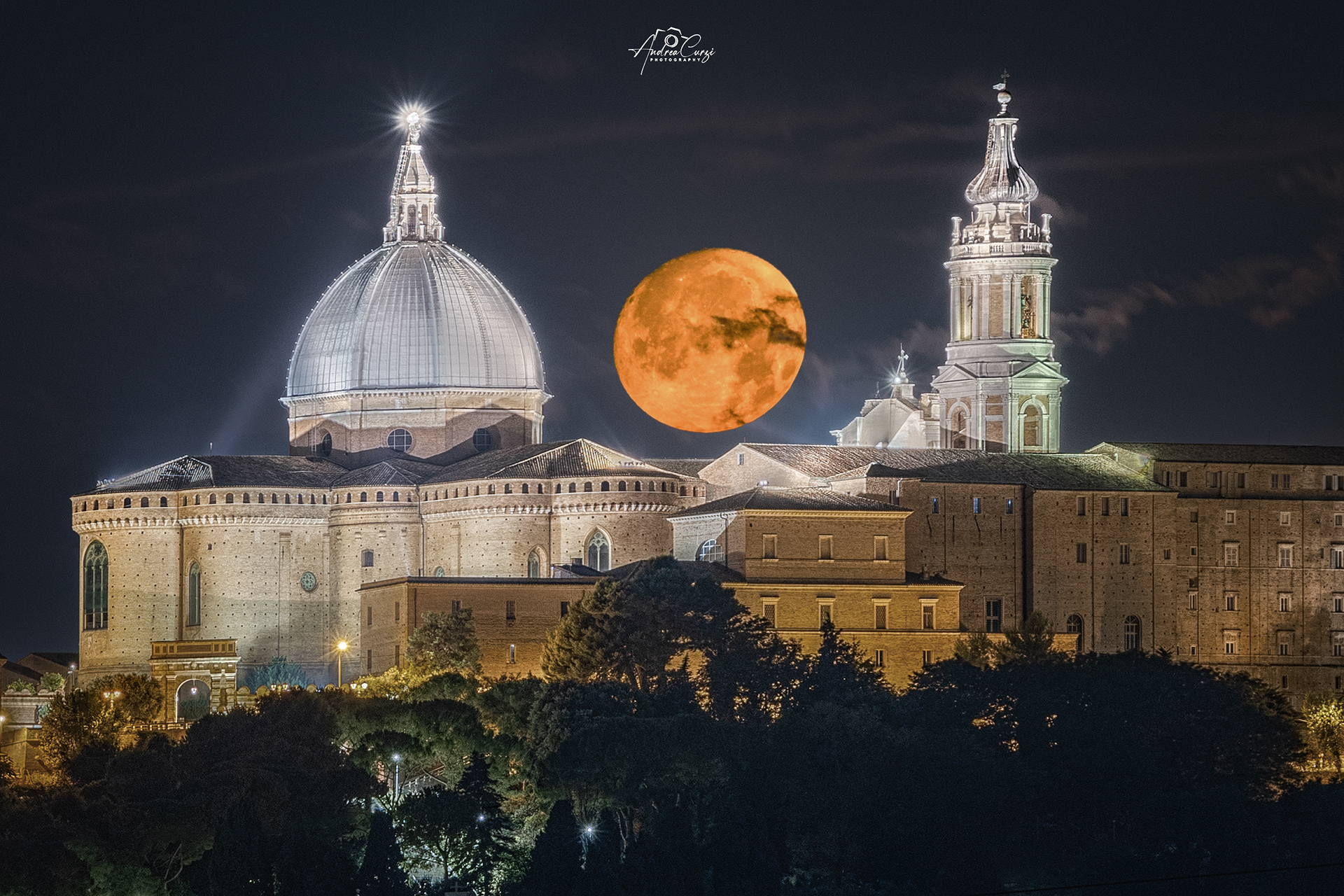 La luna si allinea con la basilica di Loreto