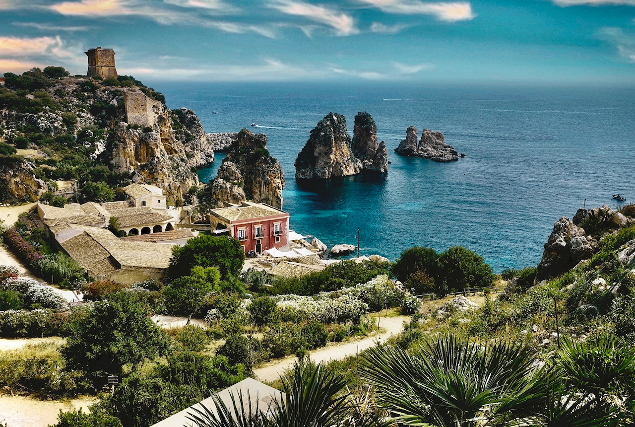 Tonnara di Scopello con i faraglioni