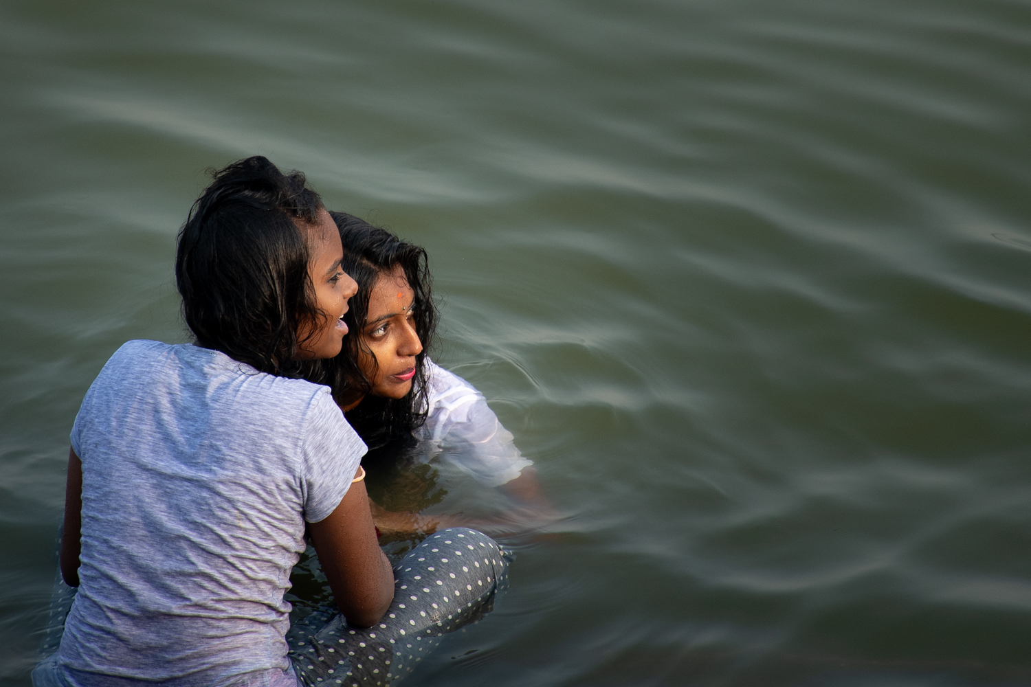Ragazze immerse nel Gange