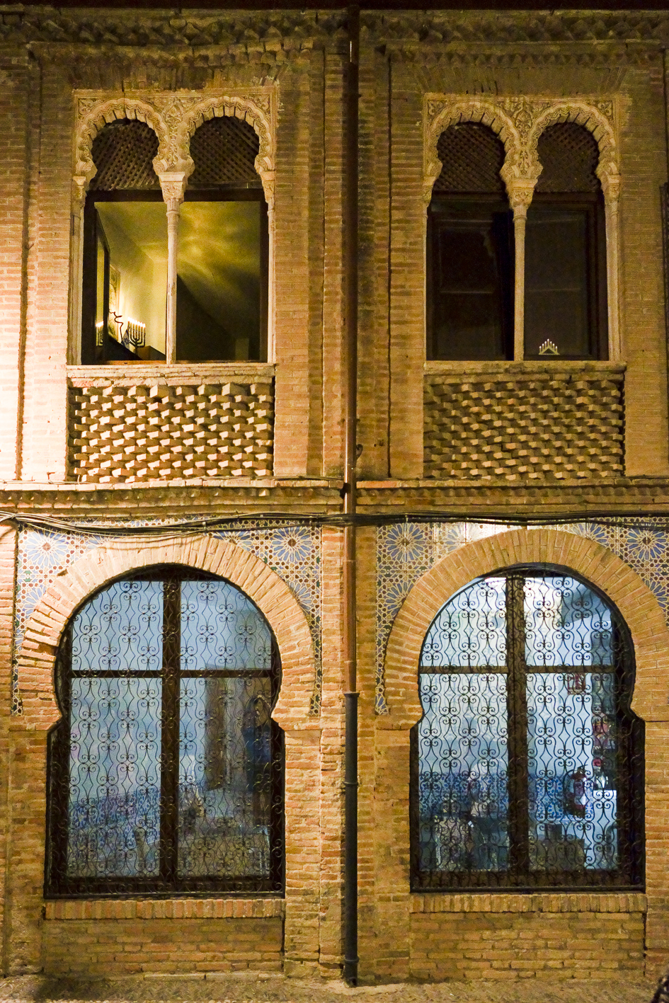 Menorah e finestre arabe