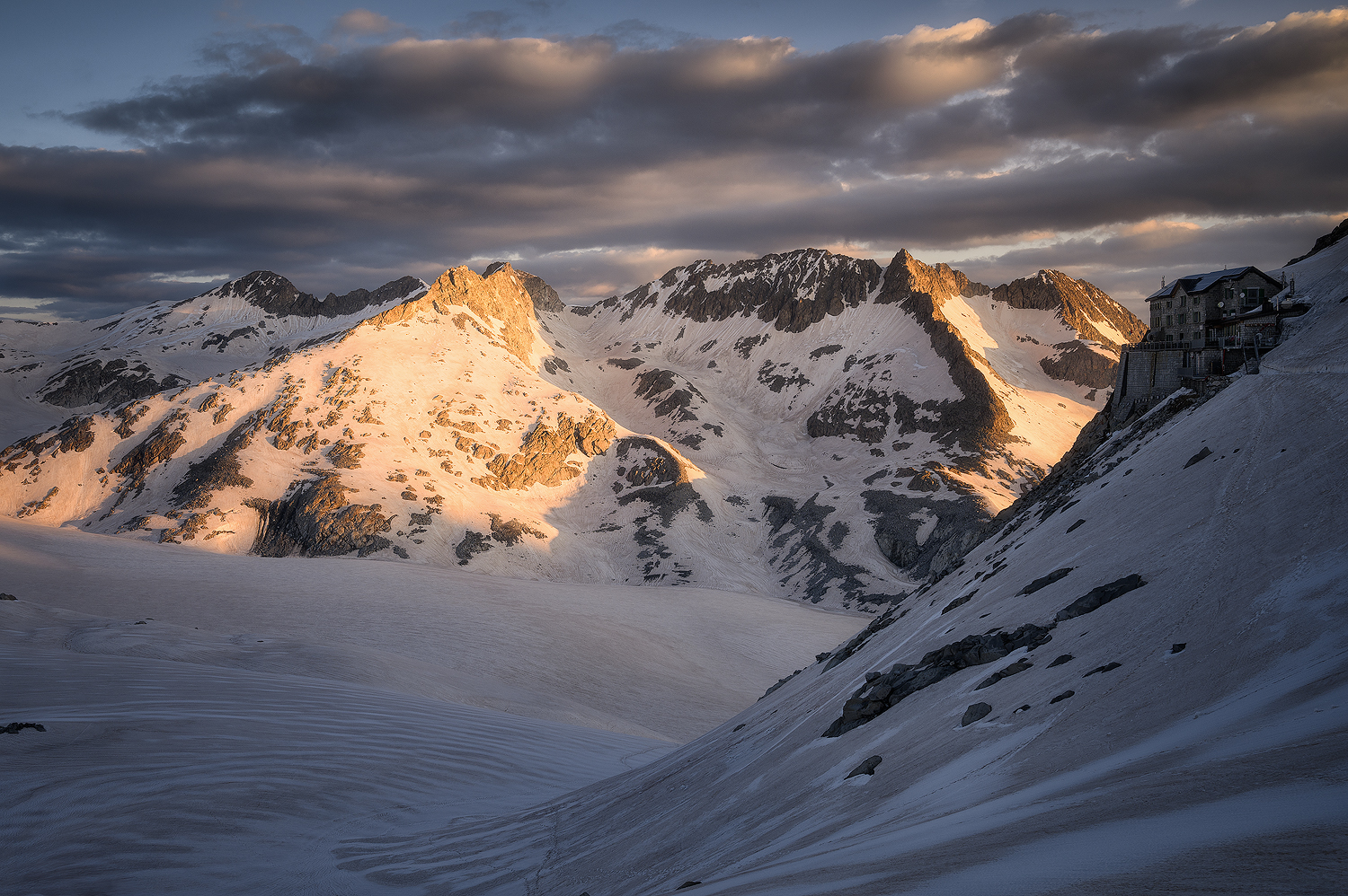 Rifugio "Ai Caduti dell'Adamello"