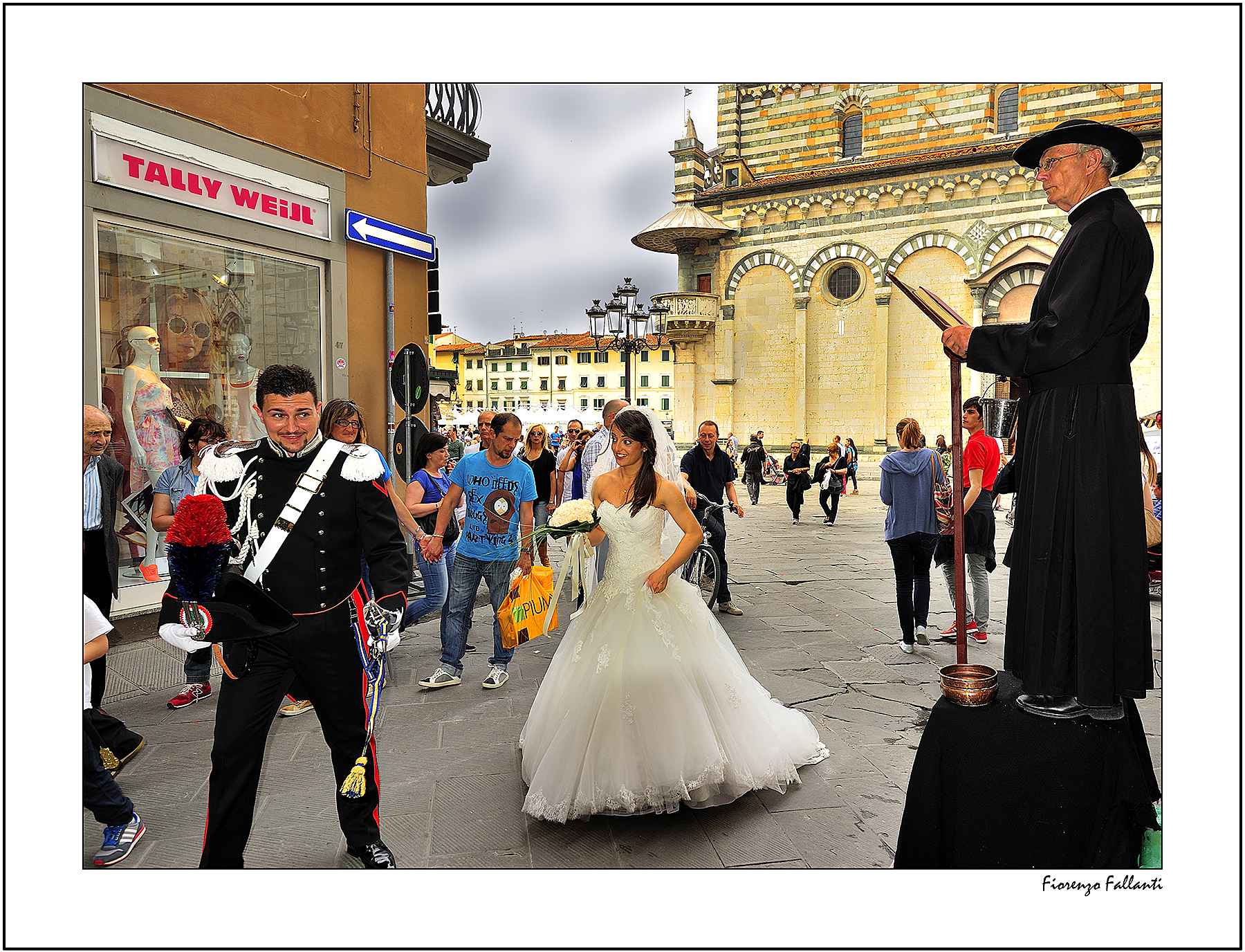 ..Il prete in strada..