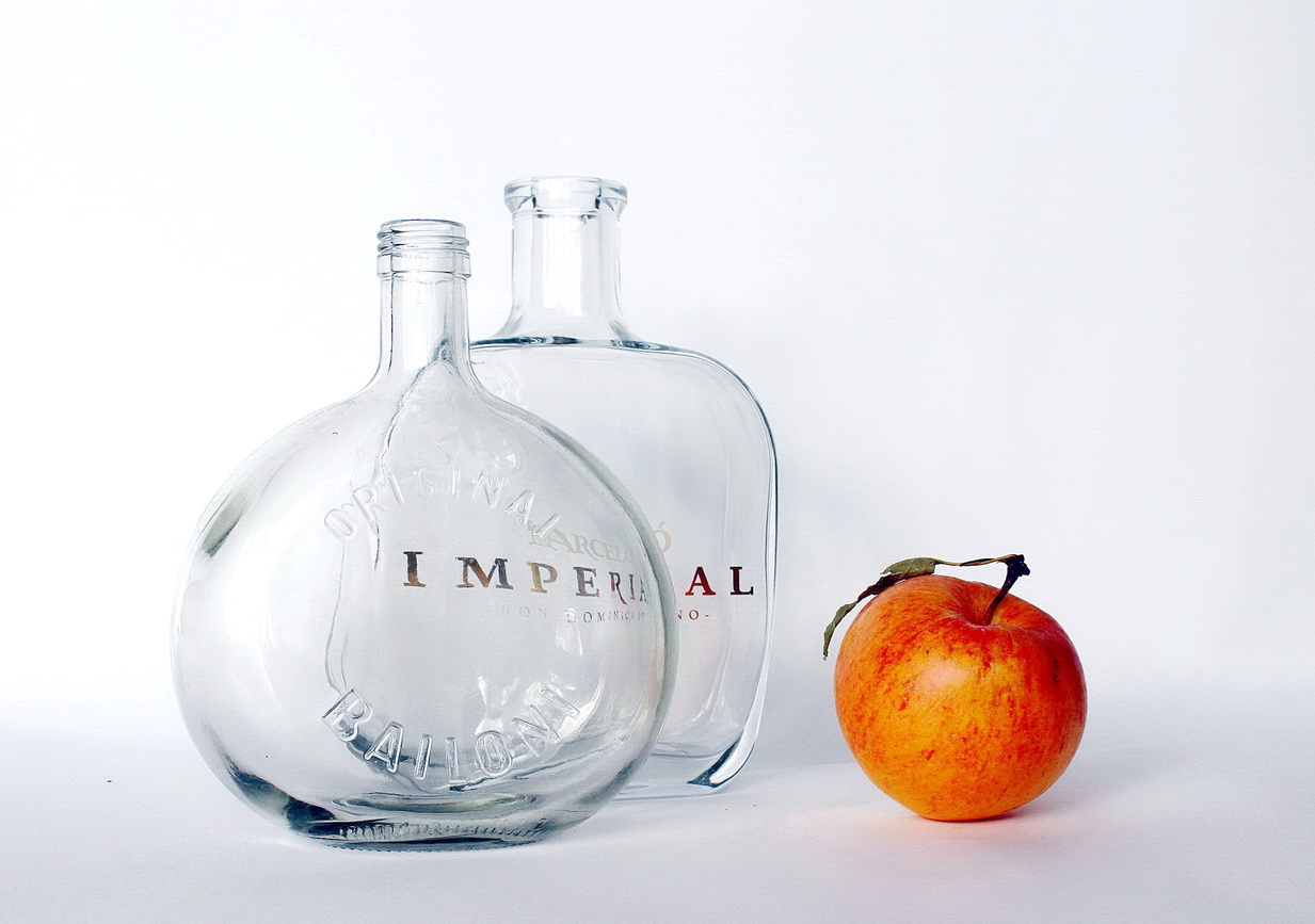 still life with an apple