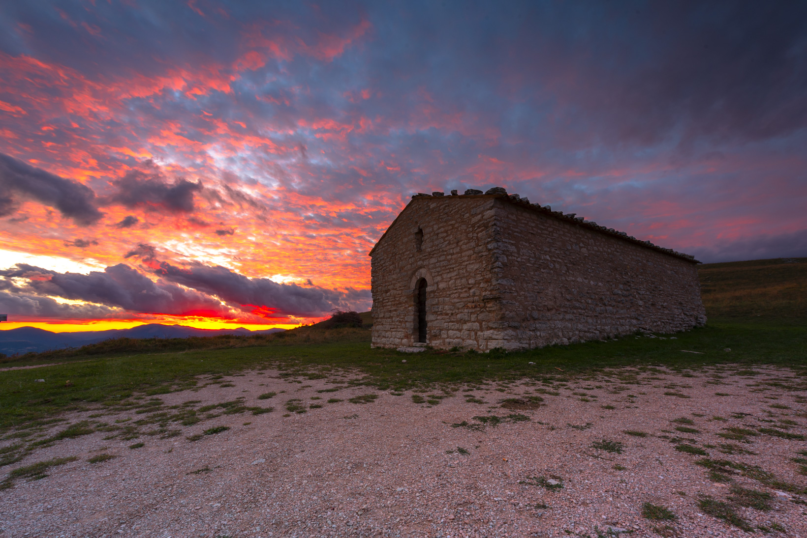 Tramonto infuocato chiesetta S.M.Maddalena Valfornace M