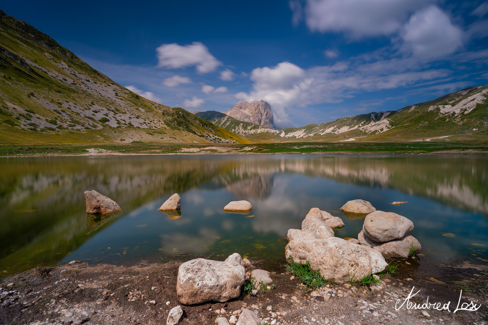 Il Corno Grande riflesso nel laghetto Pietranzoni -