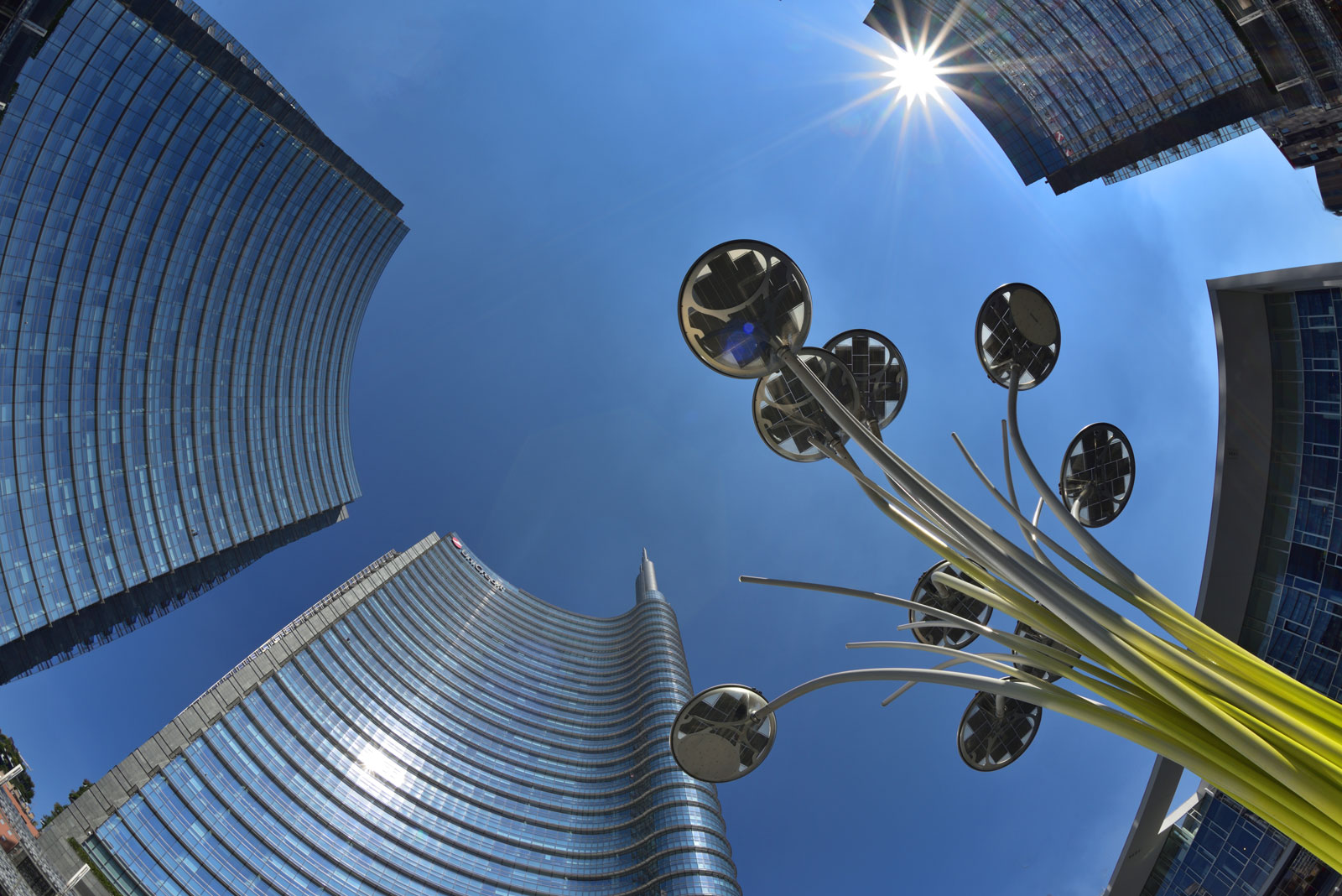 Linee sfuggenti a Milano city