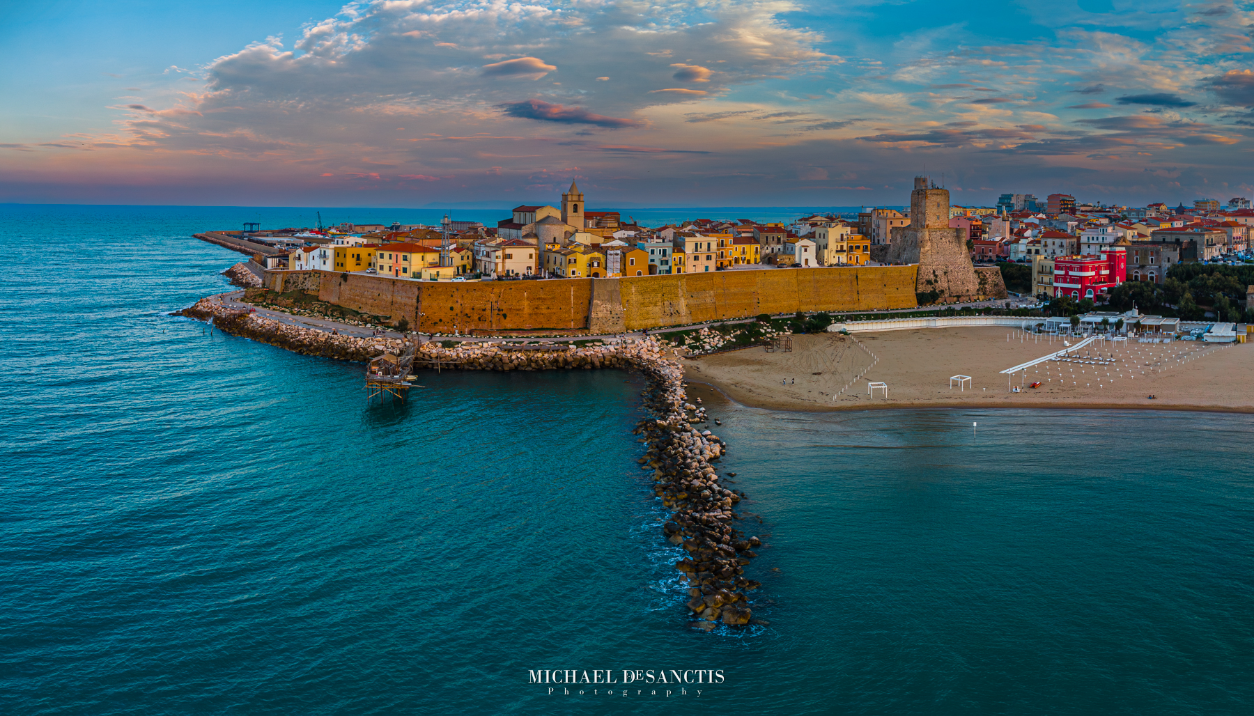 An embrace between sea and history