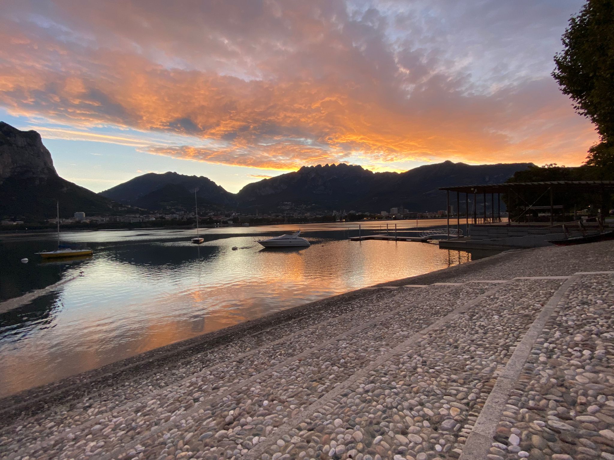 Malgrate alba sul lungo lago