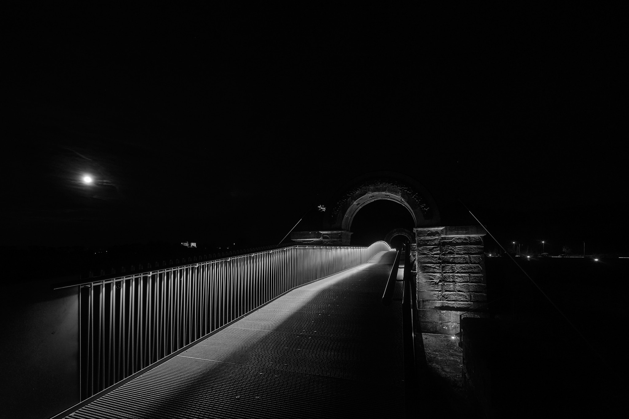 The moon kisses the Manetti Bridge