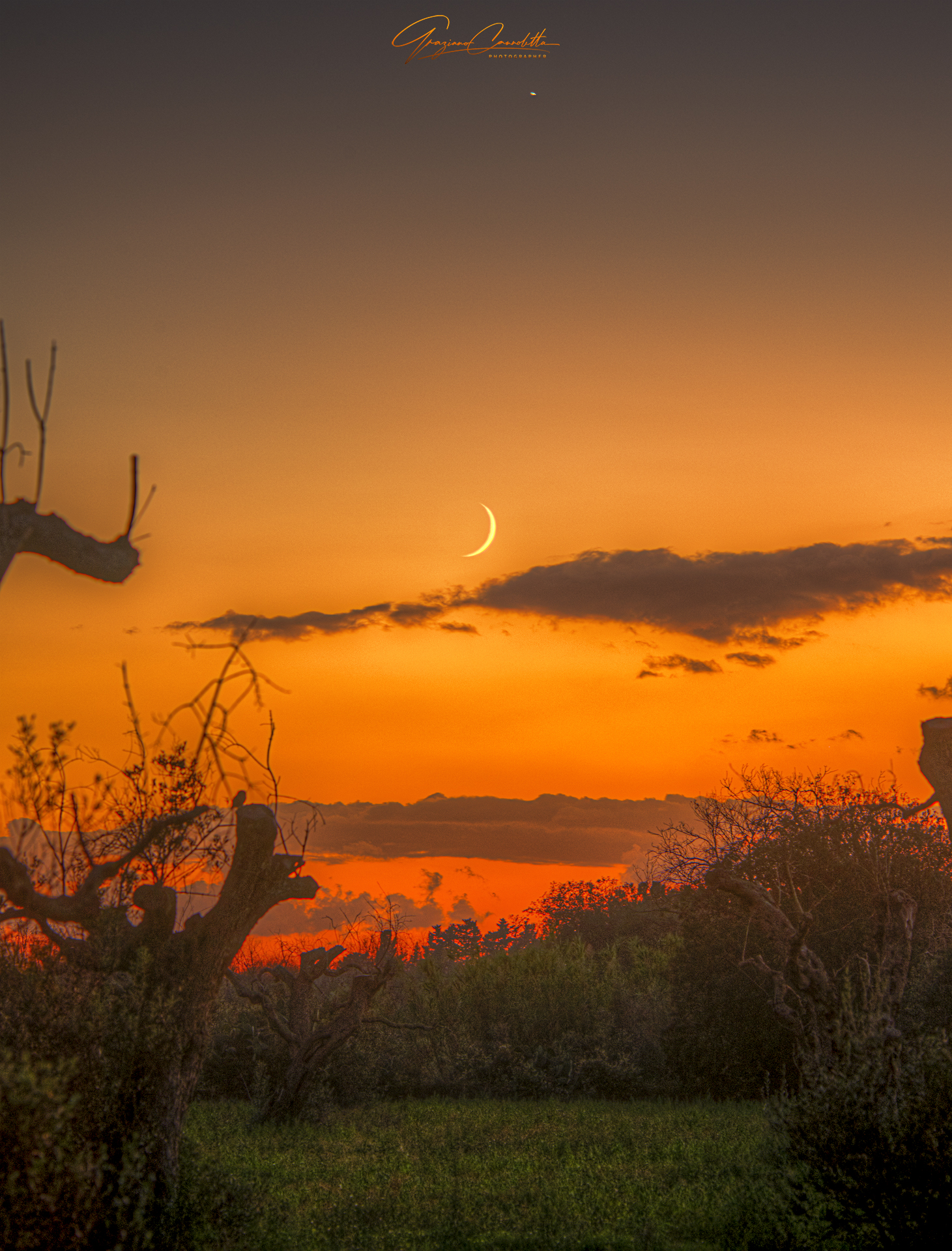 Tramonto con falce di luna