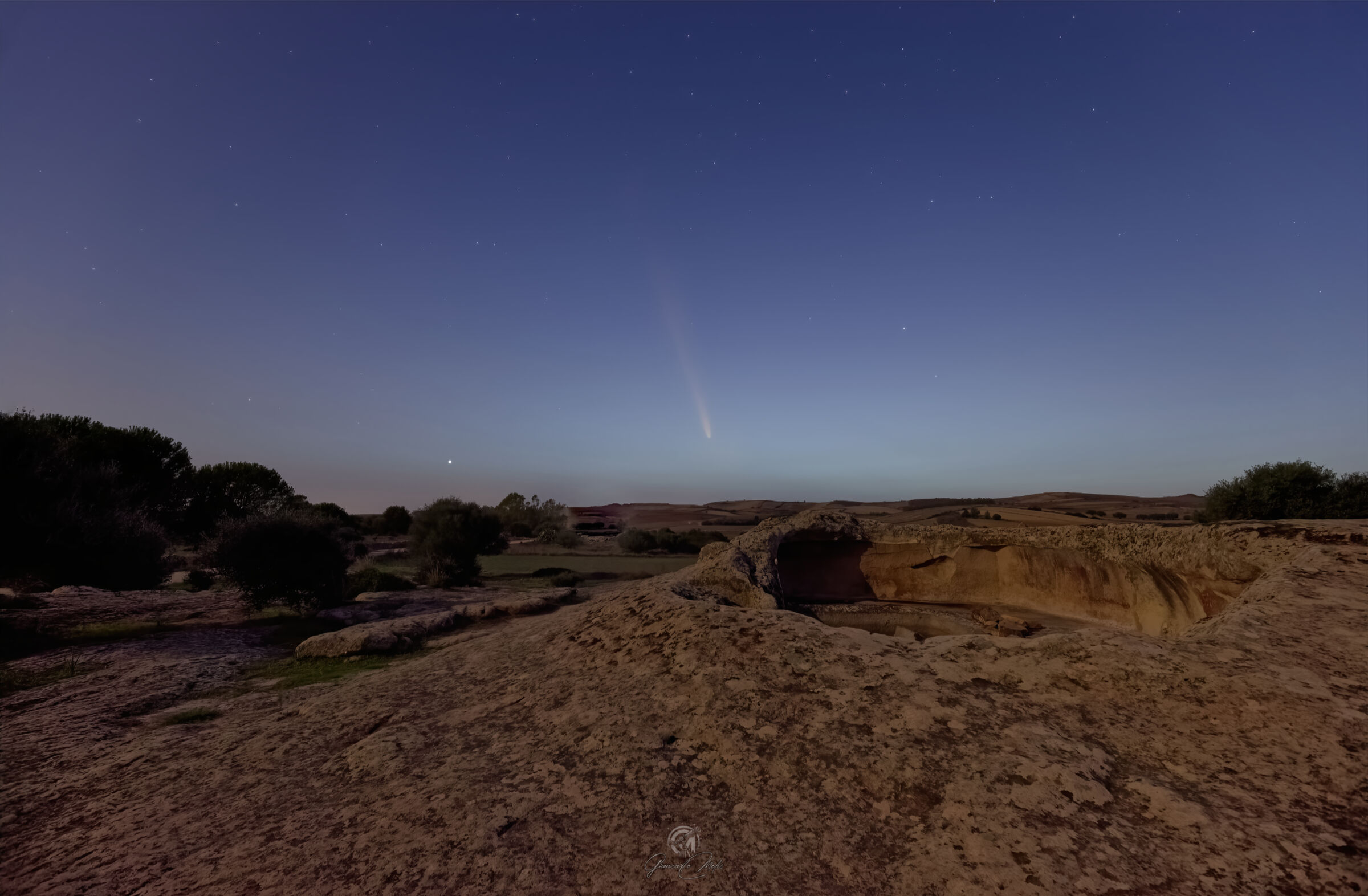 The comet over the necropolis