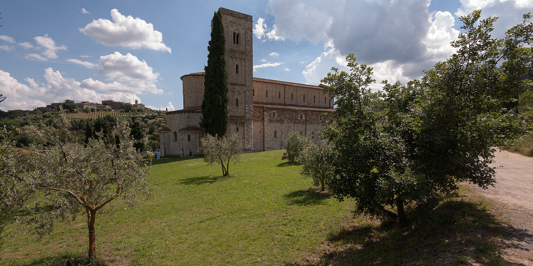 Abbazia di Sant'Antimo. Esterno.1