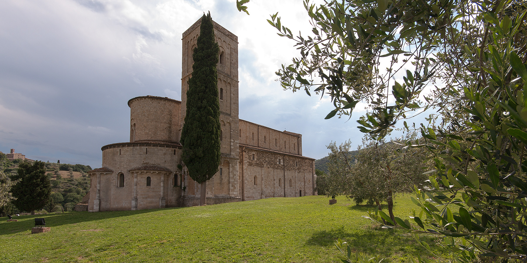 Abbazia di Sant'Antimo. Esterno.2
