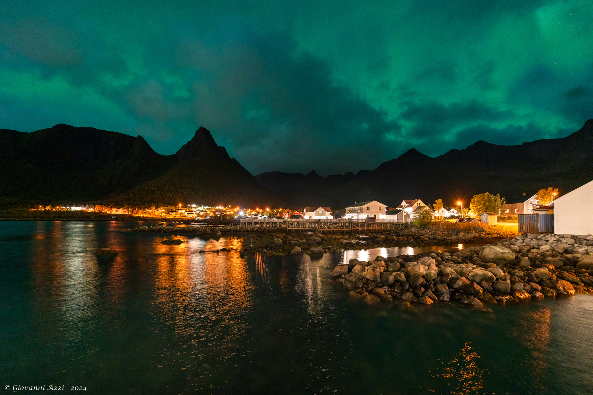 Aurora nuvolosa su Mefjordvær