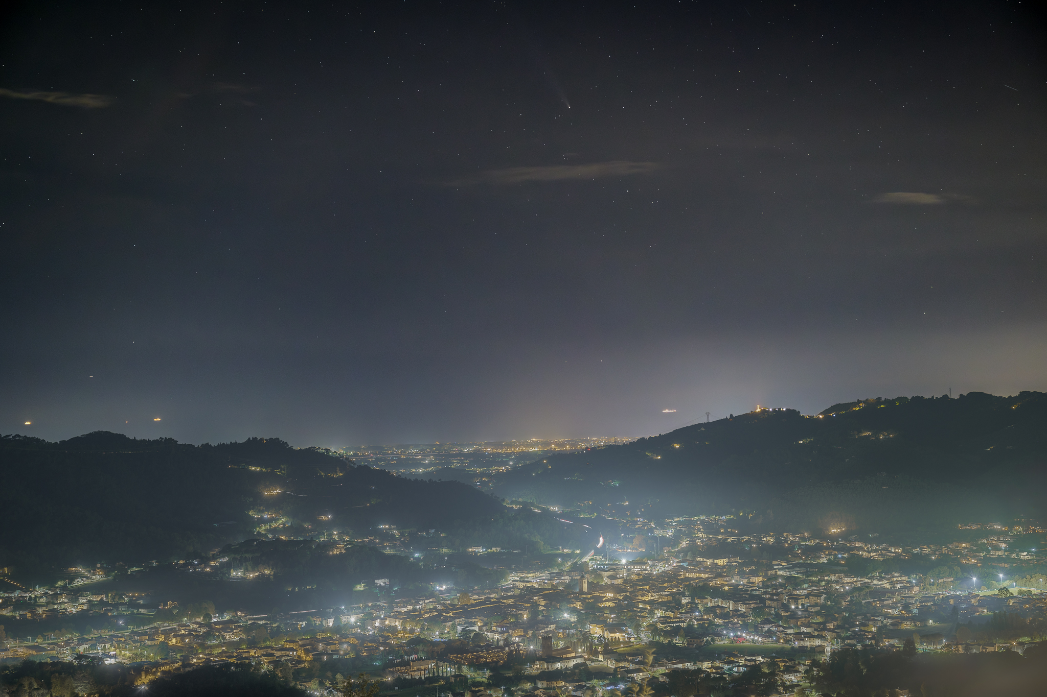 Camaiore in the evening with the comet Atlas