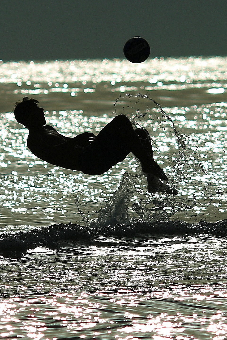 Sport e plasticità del corpo in controluce al mare