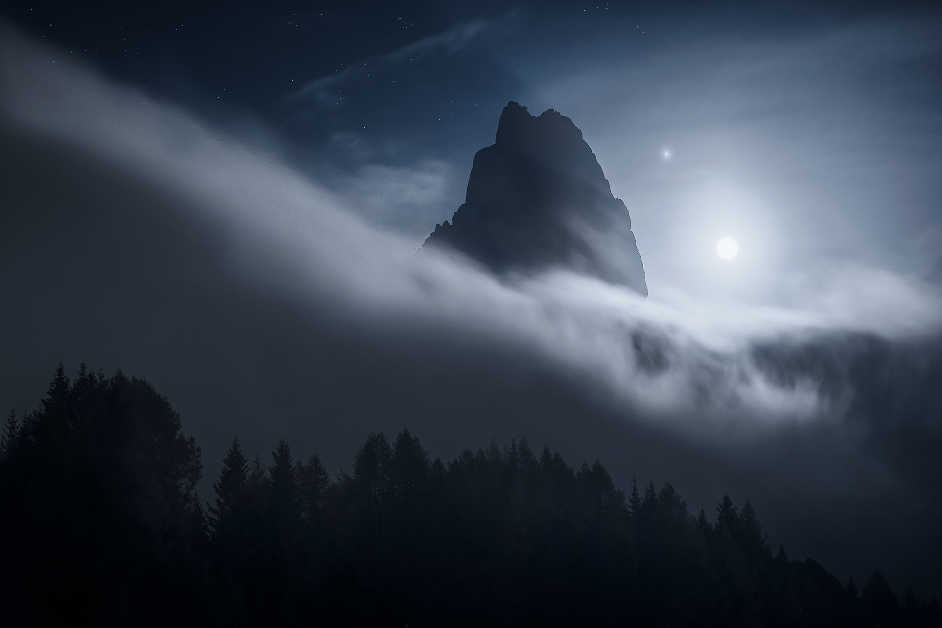 The dance of the giant, the moon and the stars