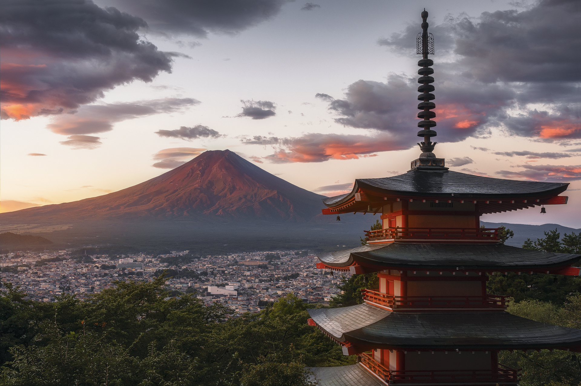 Il monte Fuji all'alba