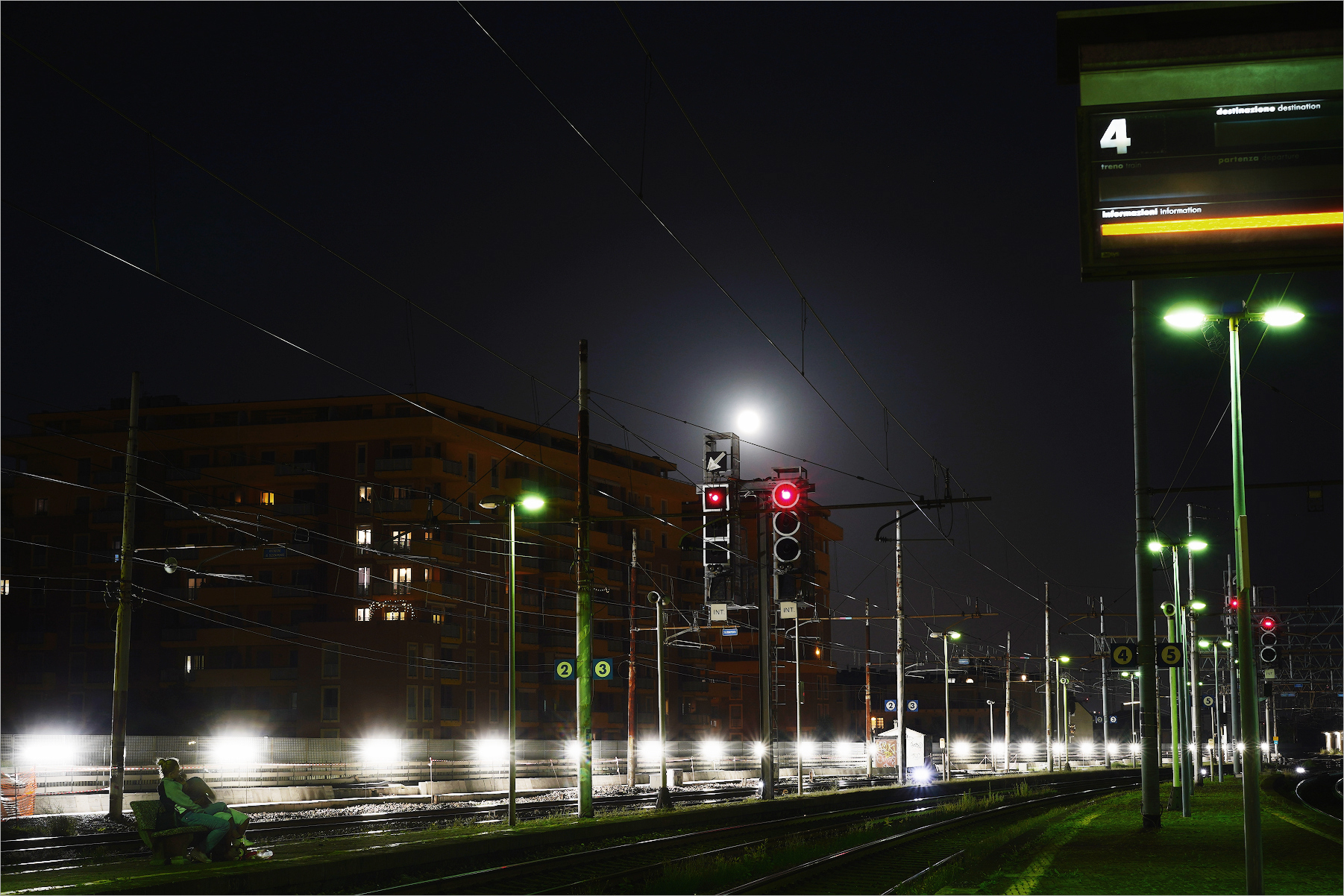 una coppia alla stazione di Milano Lambrate