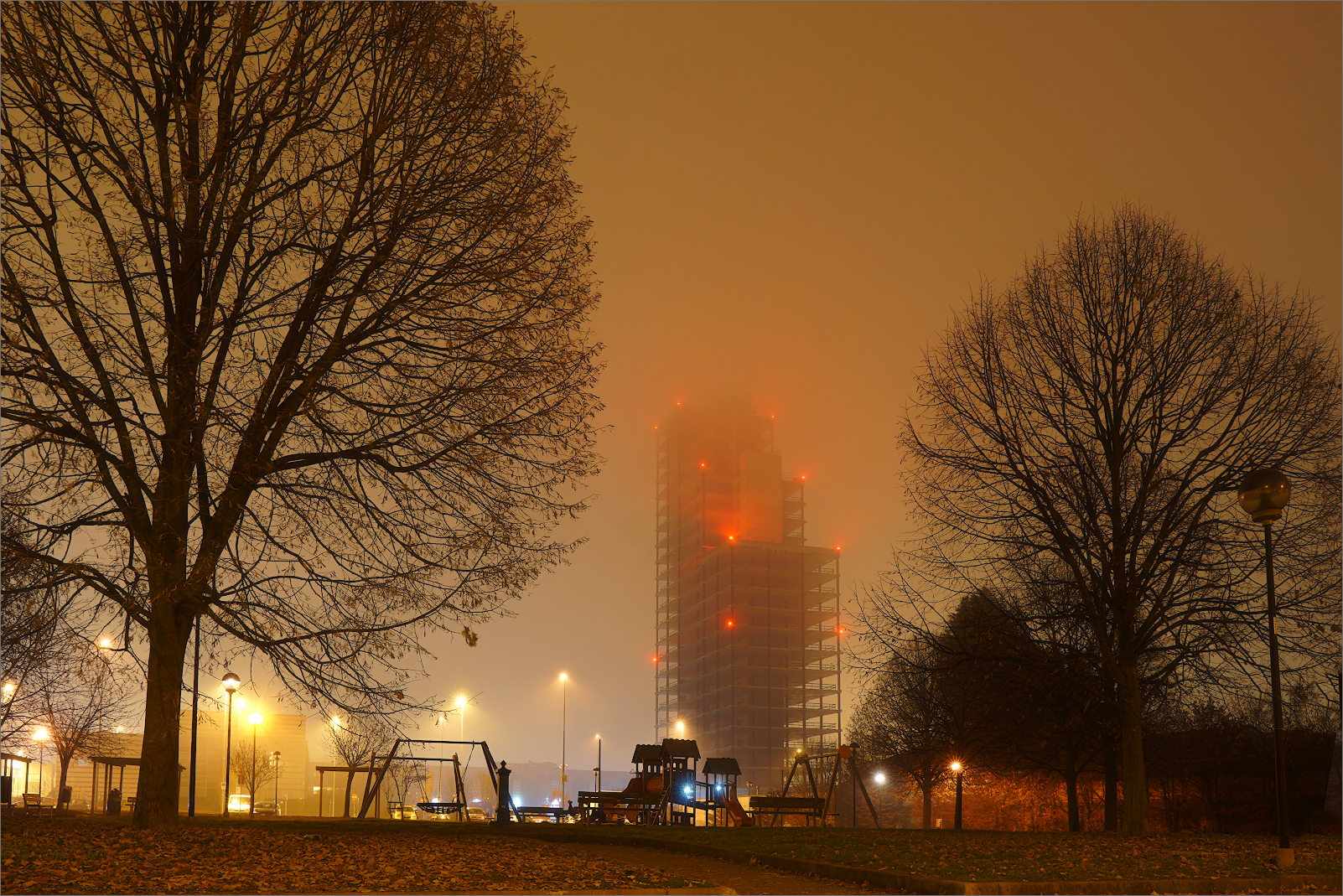 Grattacielo di Desio sommerso nella nebbia