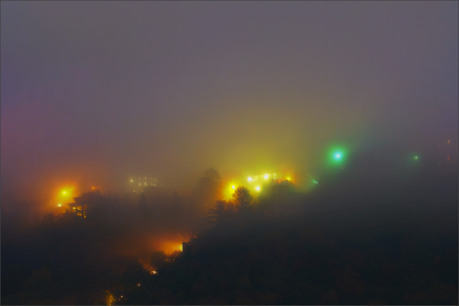 Brunate sommersa dalla nebbia