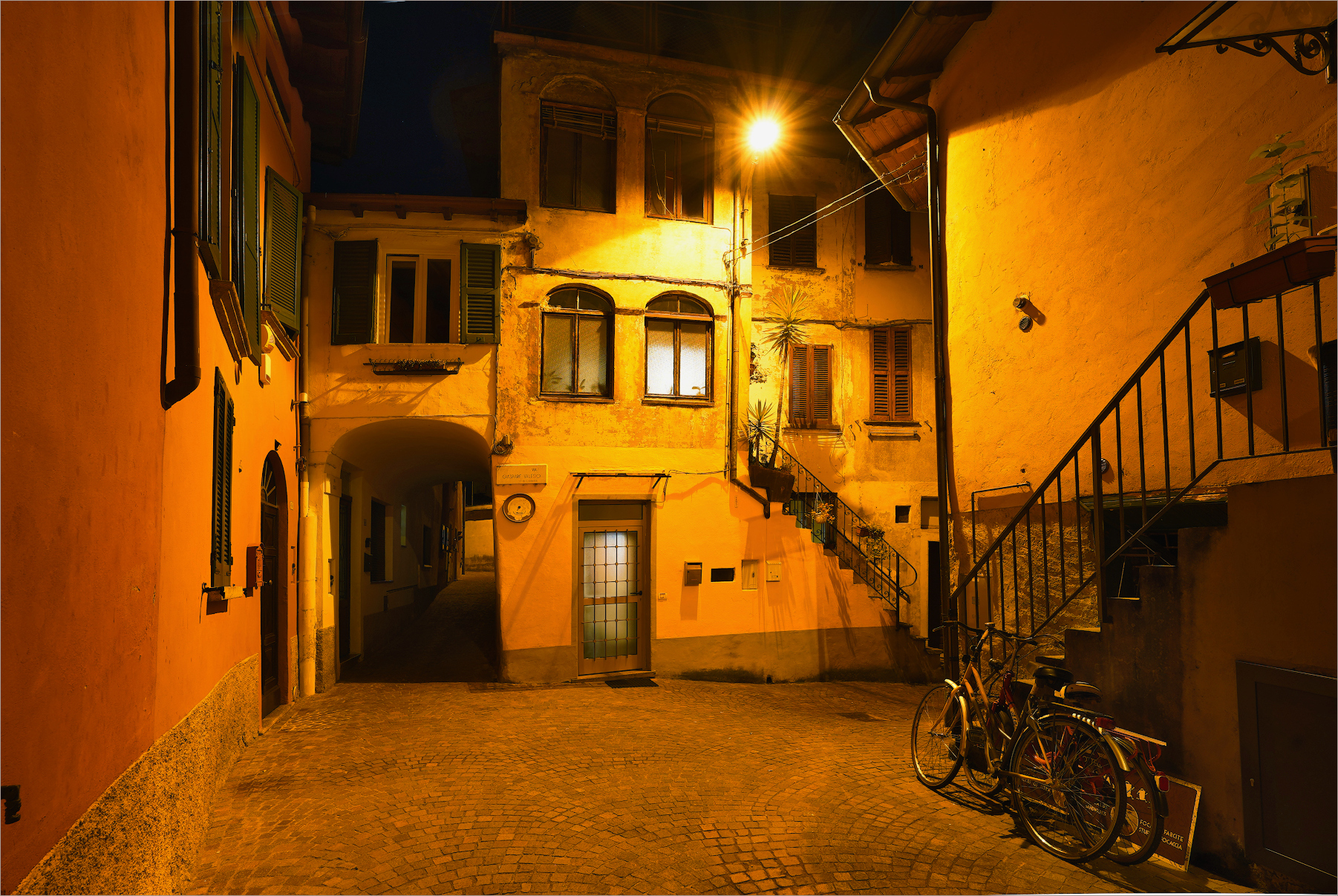 un cortile al centro di Porlezza (co)