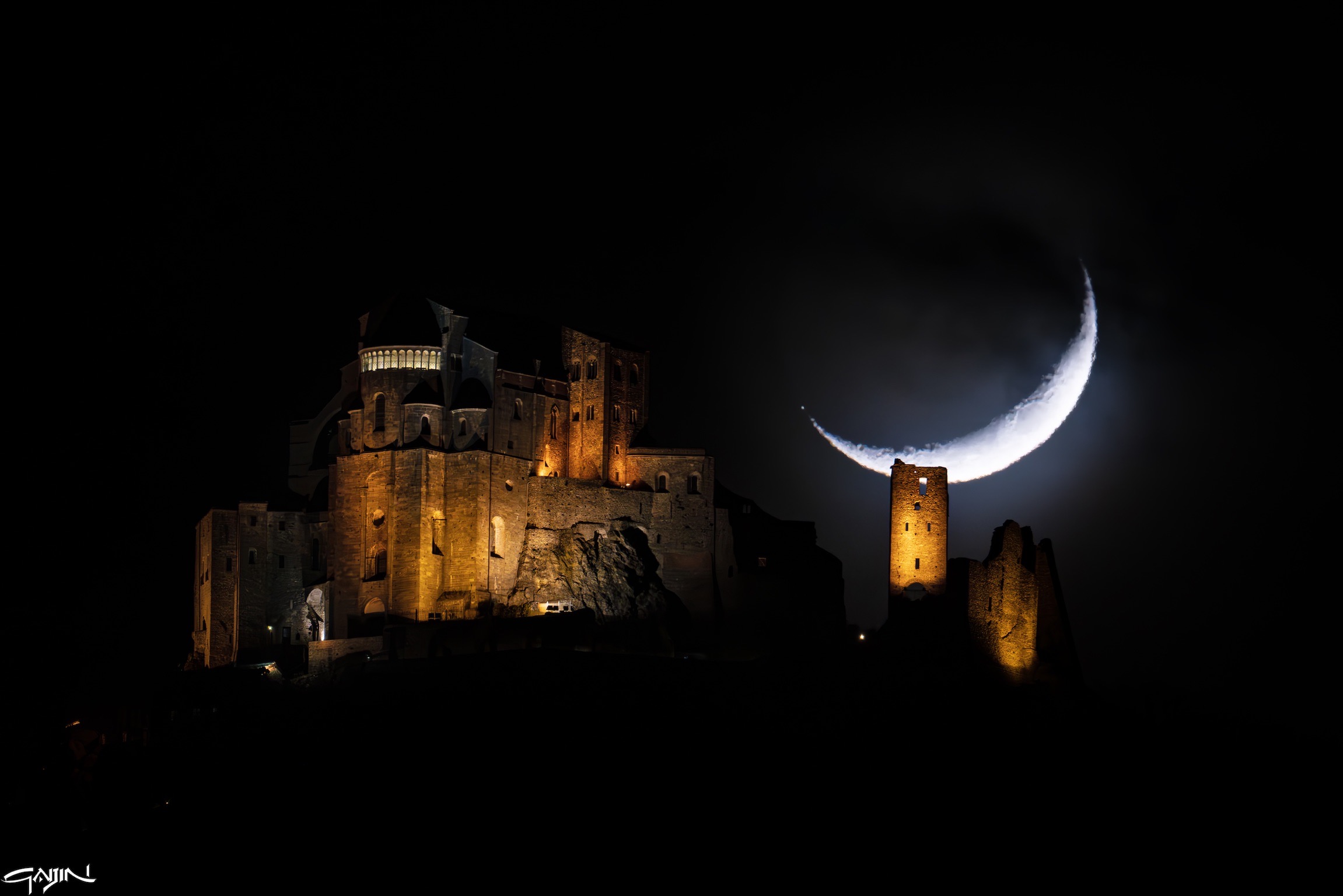 La Luna tramonta dietro la Sacra di San Michele