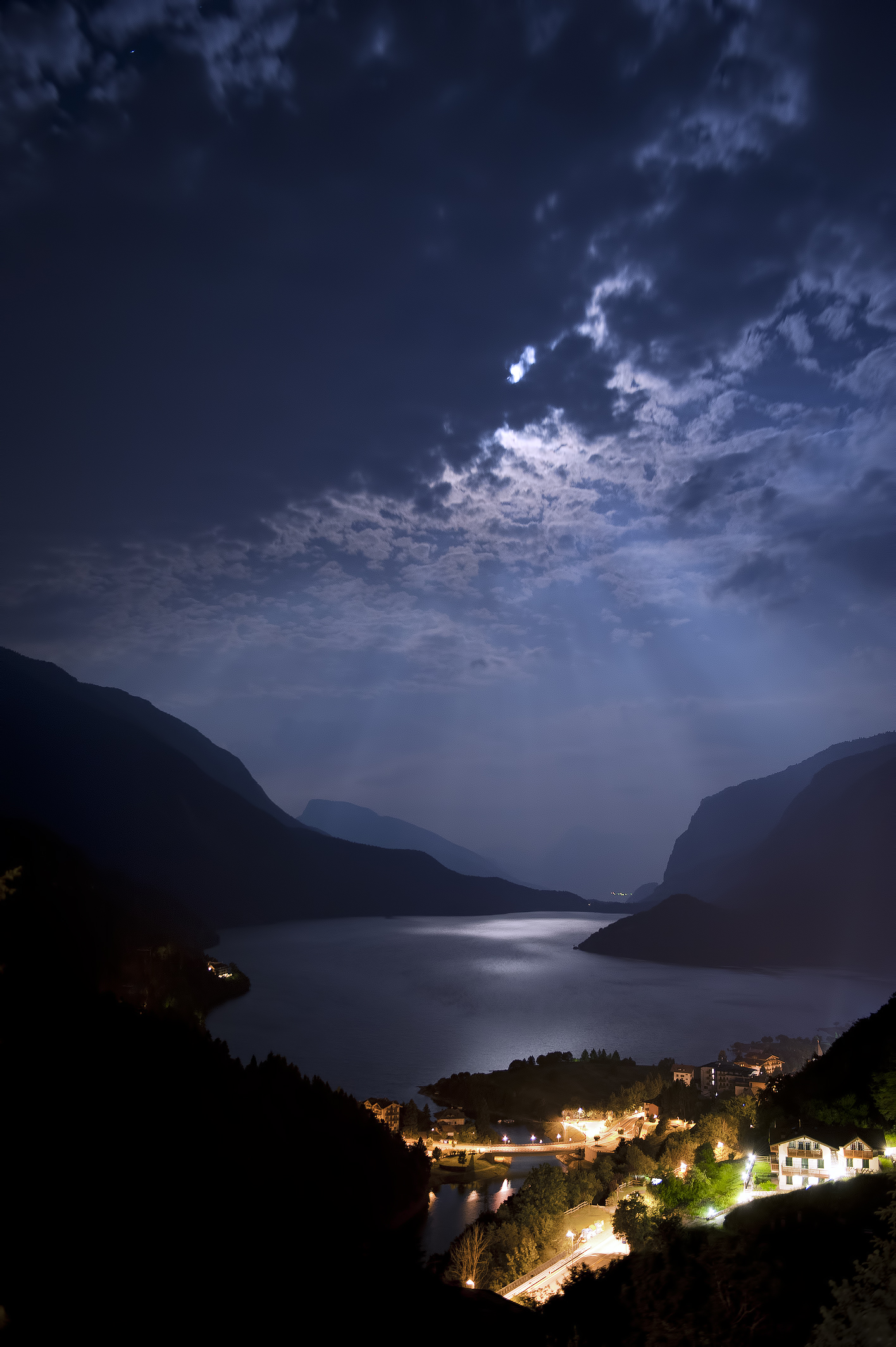 Light show notturno sul Lago di Molveno