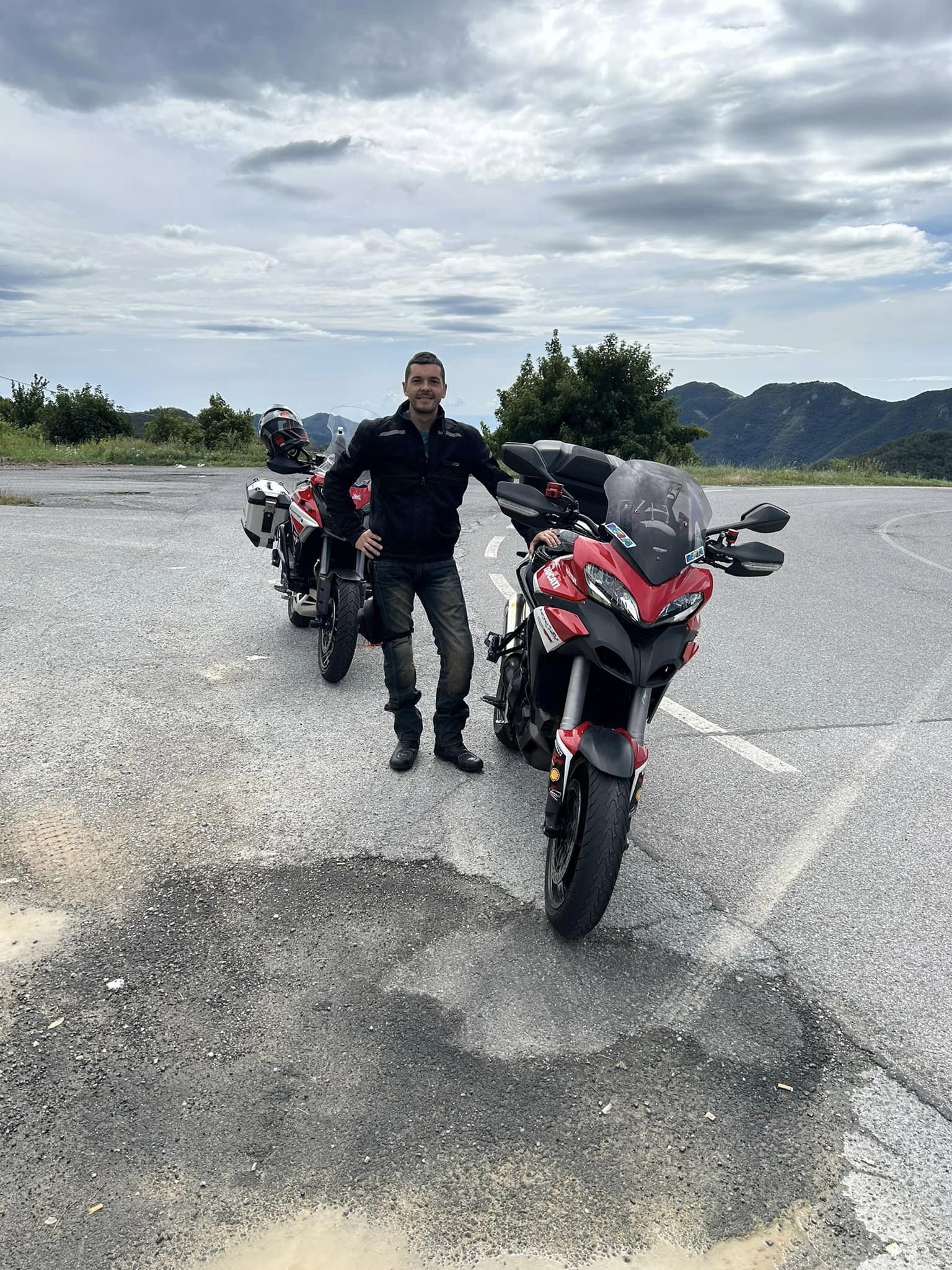 Mio figlio e le nostre moto durante una pausa