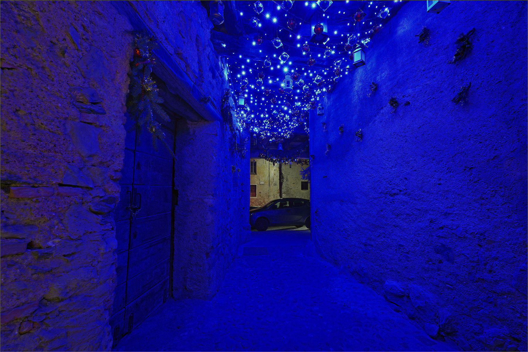 un vicolo decorato per il Natale a Ballabio Inf. (lc)