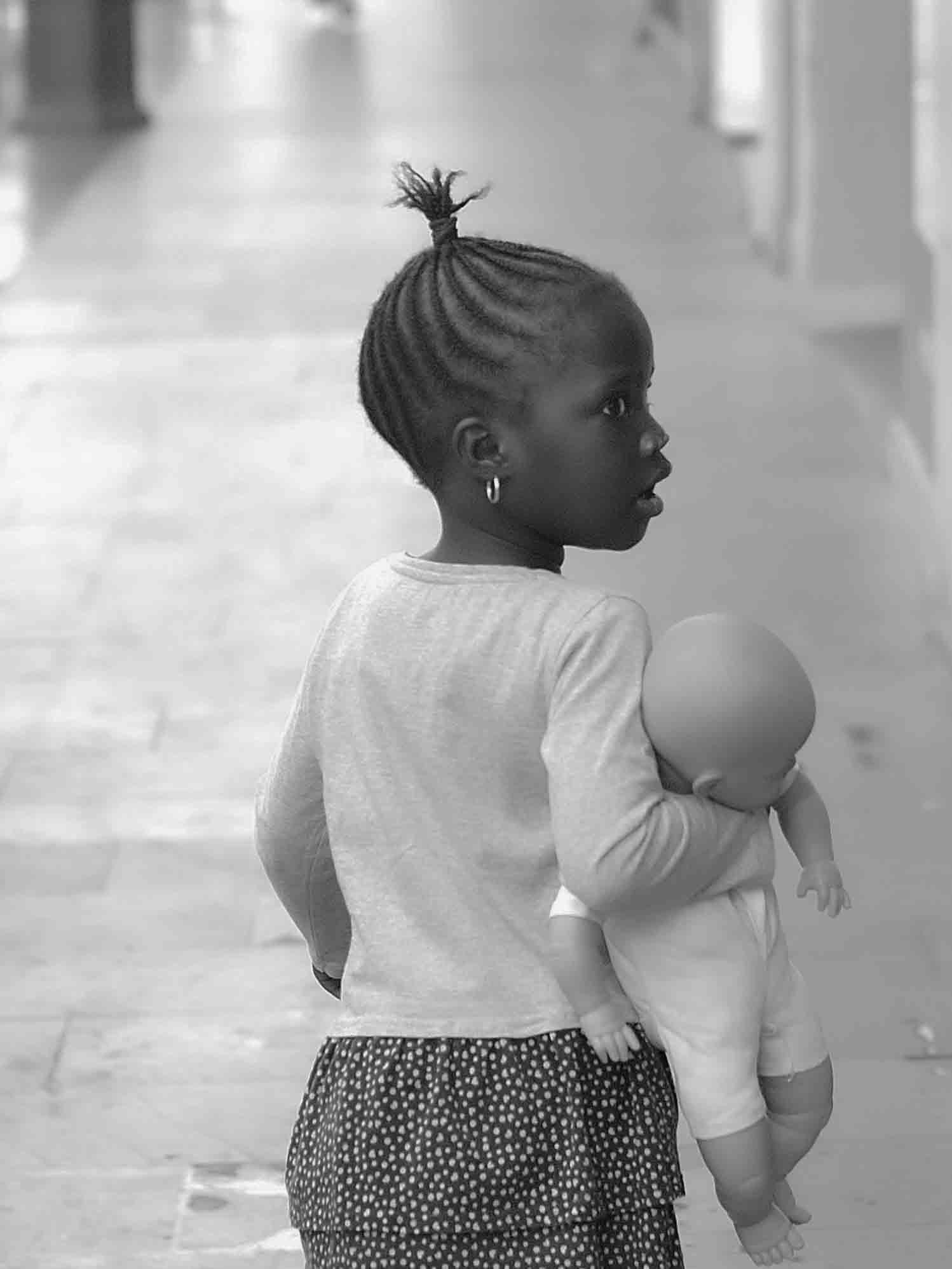 Bambina africana con  bambola