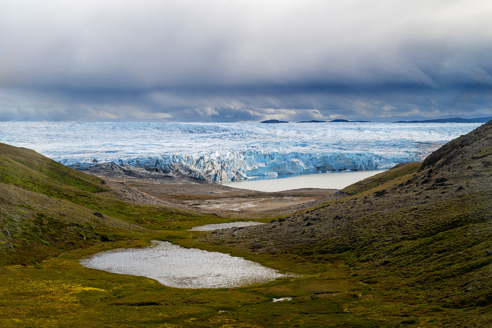 Lago nella tundra con calotta glaciale Groenlandese