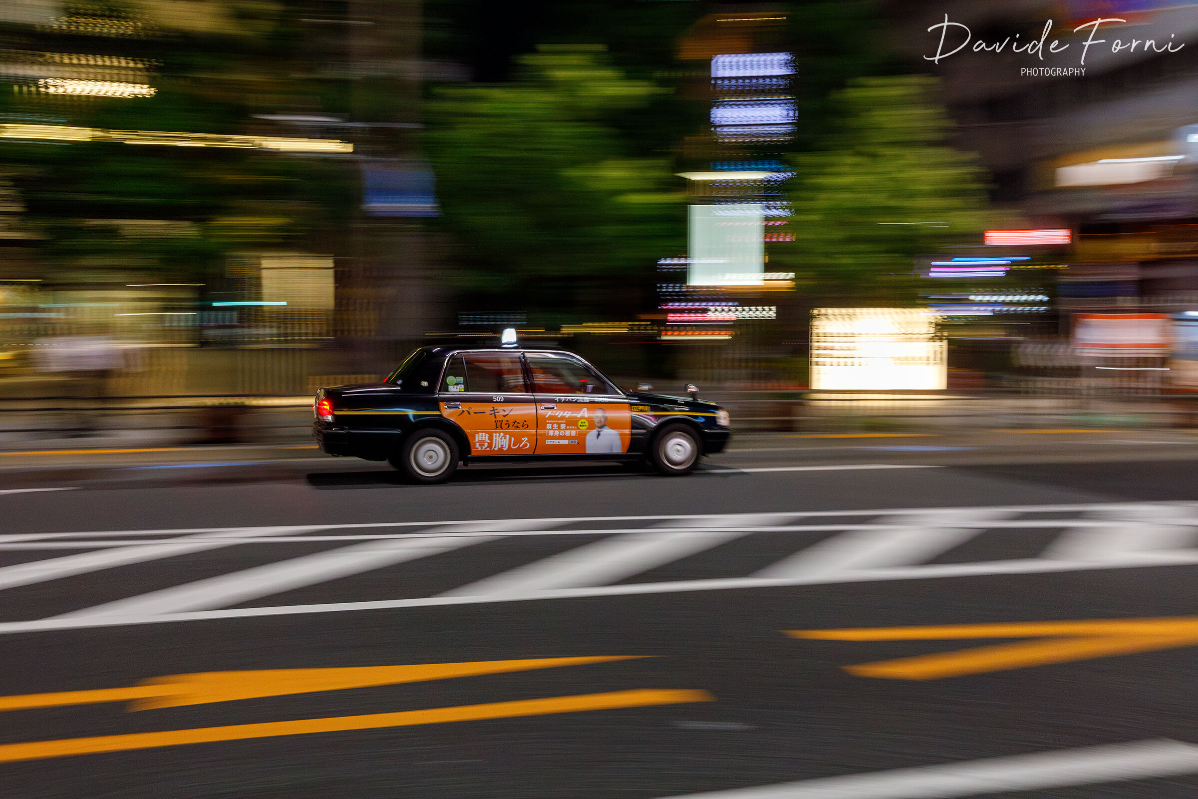 Taxi ripreso mentre sfreccia nel centro di Tokyo
