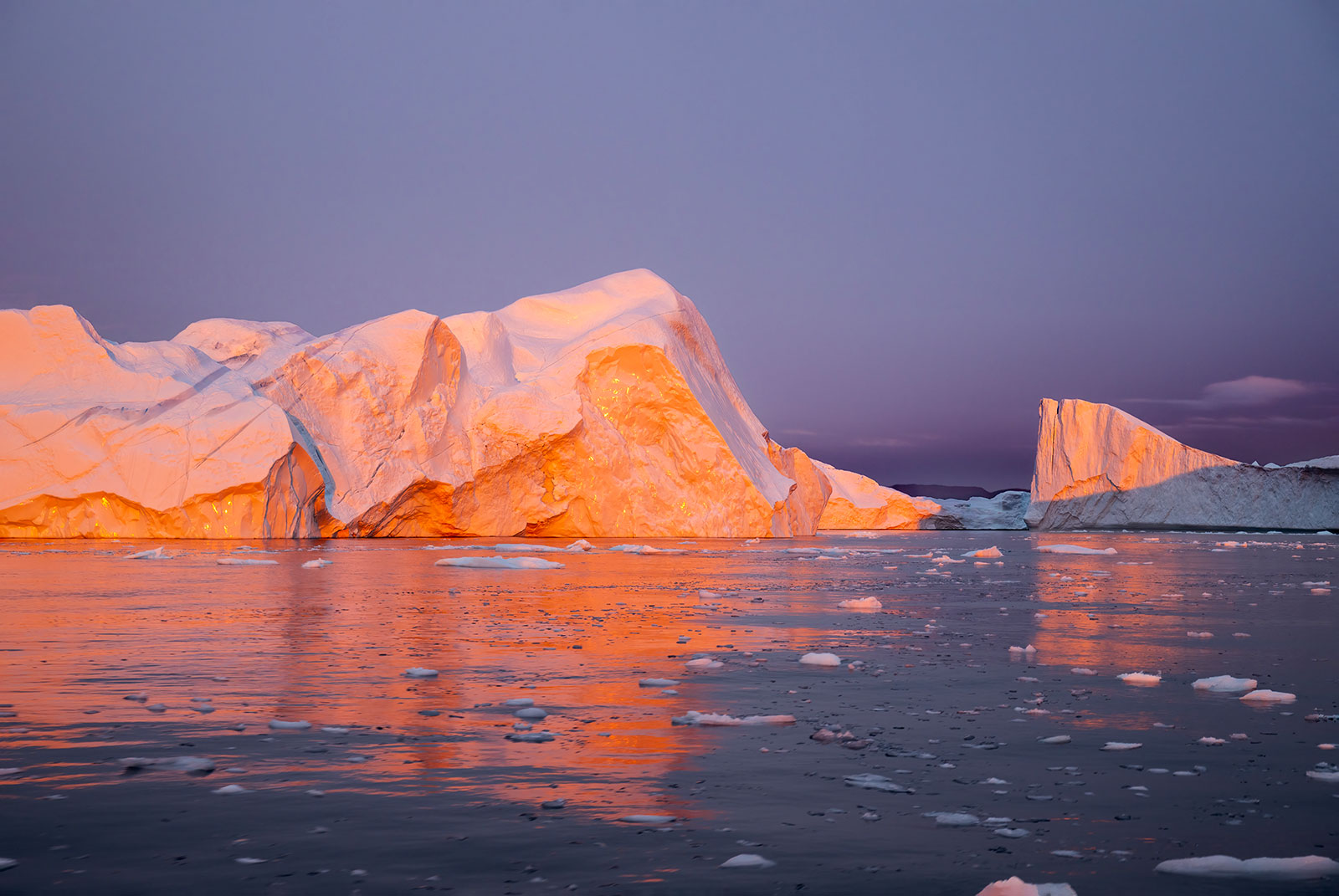 Iceberg sotto il sole di mezzanotte nella baia di Disko