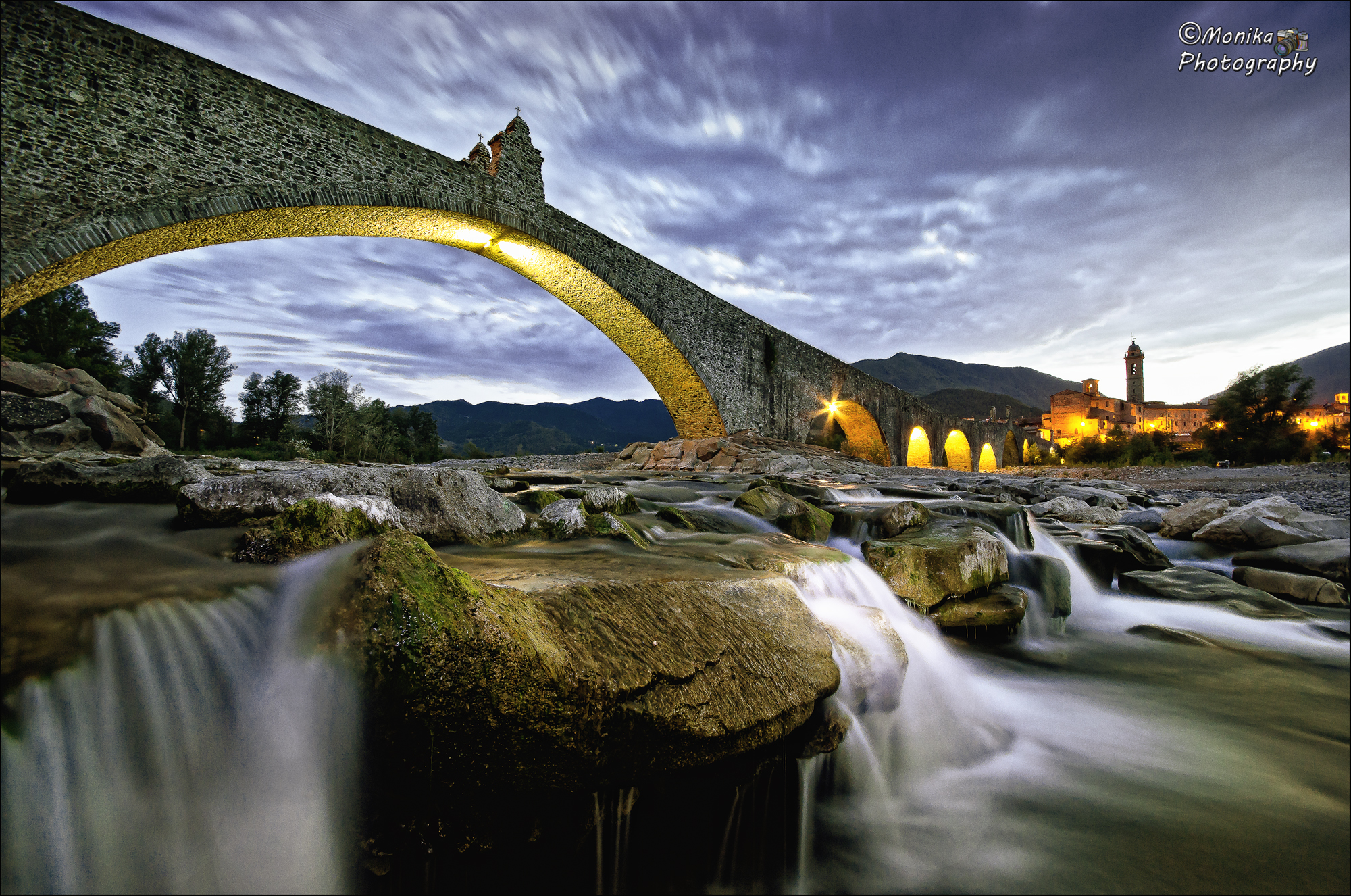 bobbio: ponte gobbo - le prime luci della sera