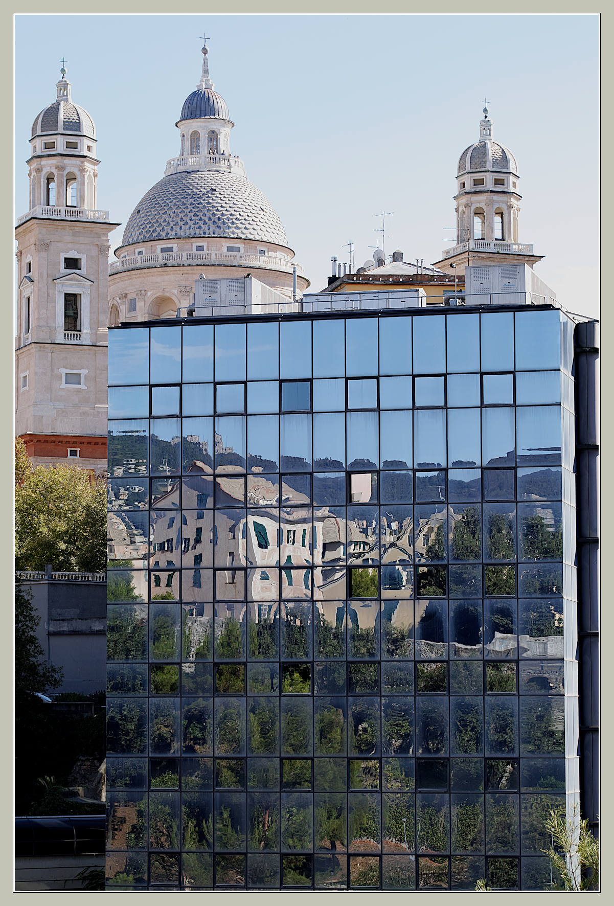 Contrasto di stili e riflessi (Genova).