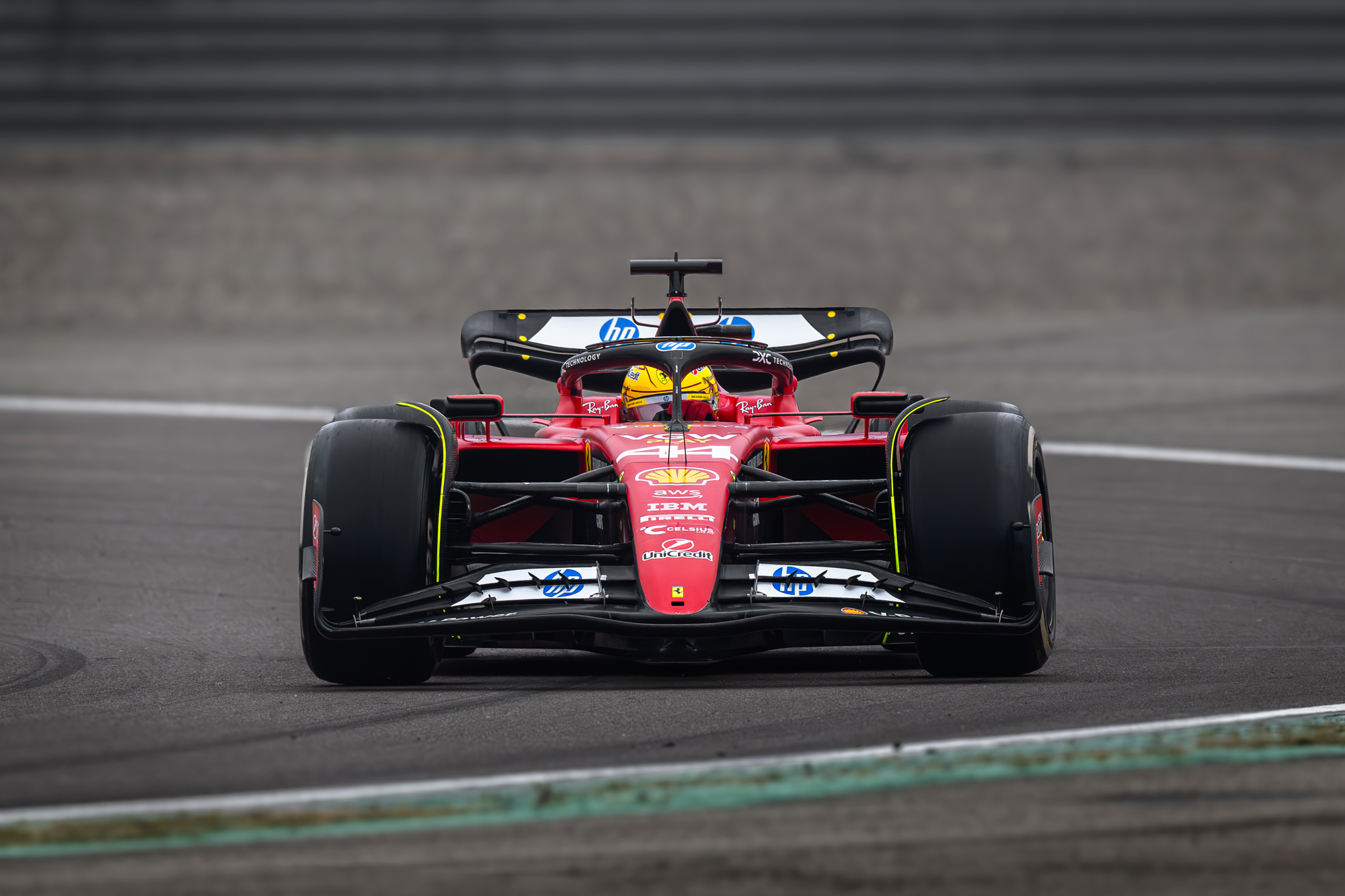 LH 44 con sf23 in livrea HP alla prima curva di Fiorano